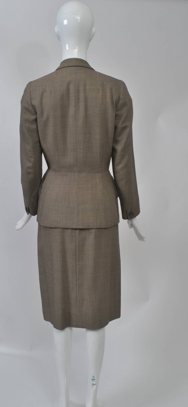 1950er Jahre Brauner Tweed-Anzug Damen im Angebot