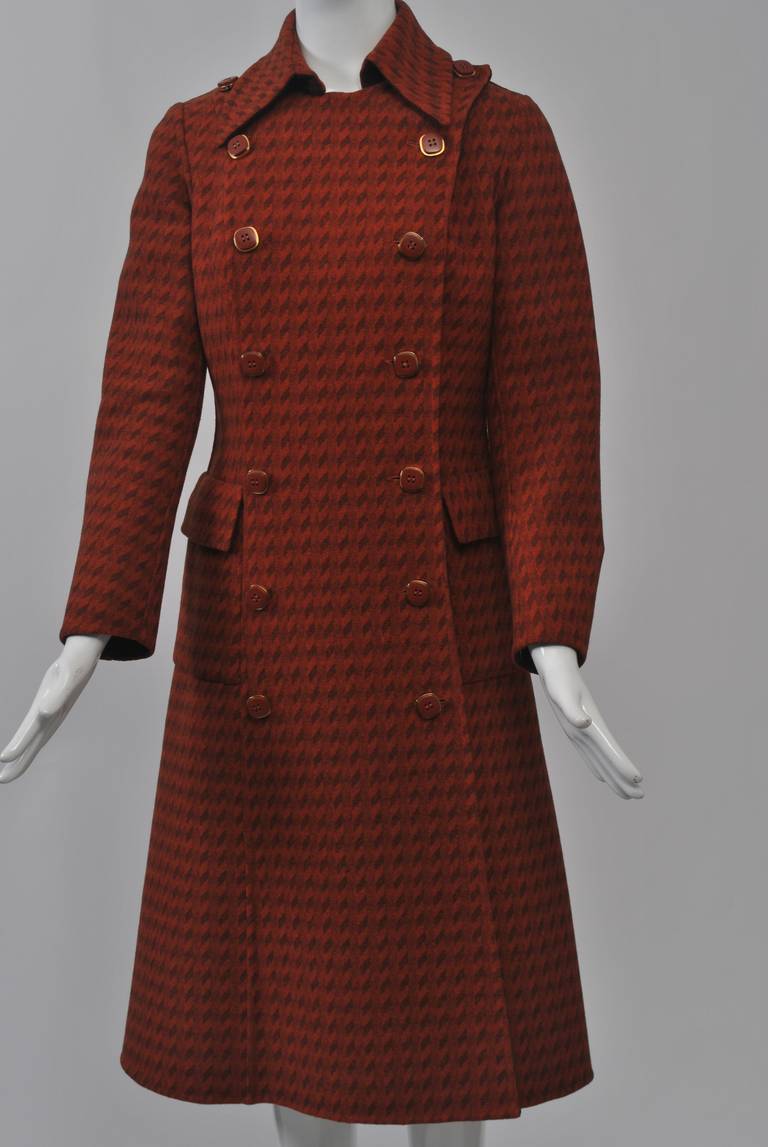 Attributed to Bill Gibb, who was at the forefront of the British fashion movement during the 1960s and '70s and who freelanced for the fashion firm Baccarat 1969-71, this coat is a perfect blend of chic style and immaculate fit. Fashioned of a