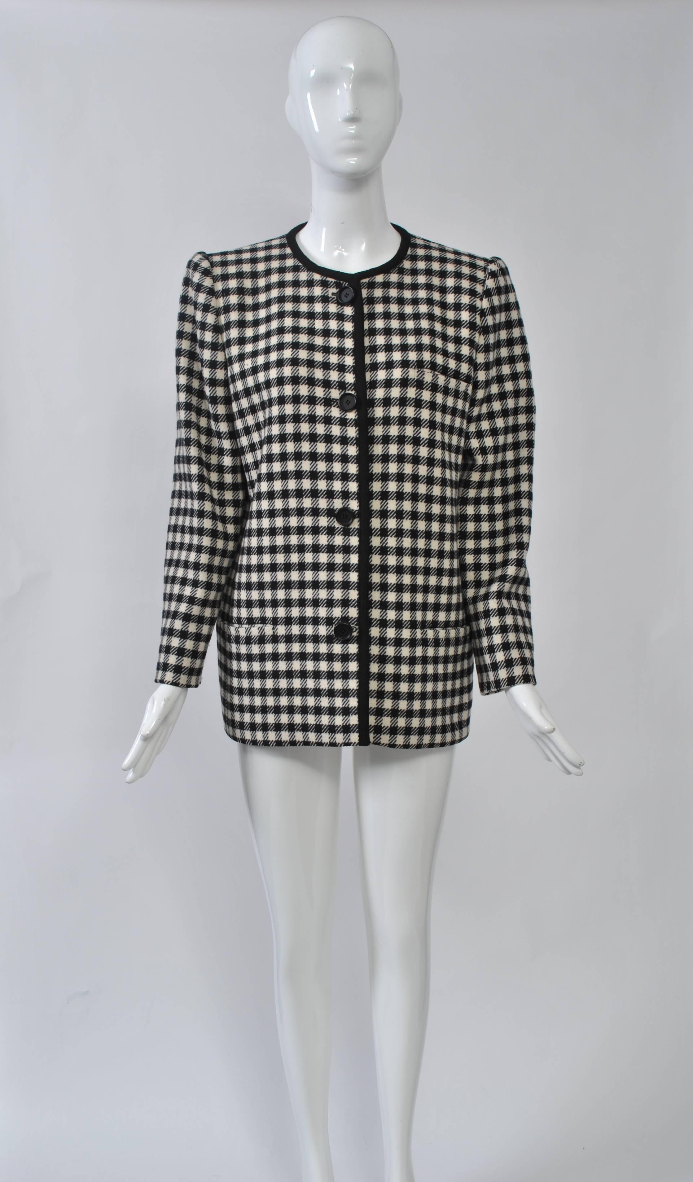 Valentino 1980 veste à carreaux en laine noire et blanche, simple boutonnage, encolure ronde et devant bordé d'un ruban noir. Poches intégrées, épaulettes, doublure en crêpe noir. Taille approximative de 10.