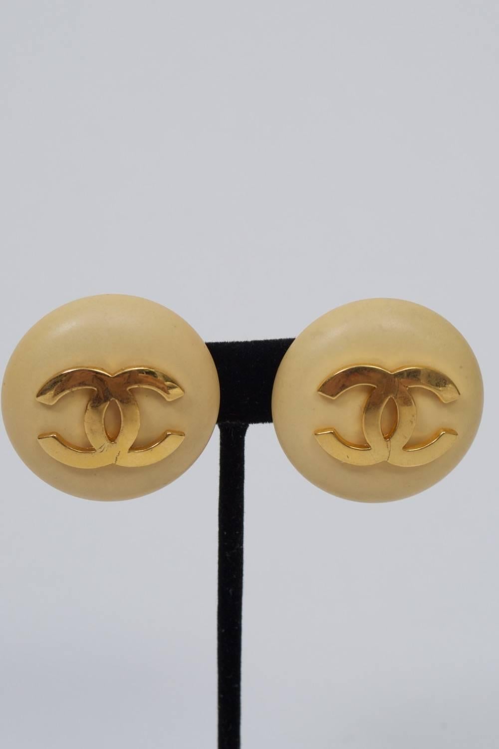Chanel 1980s Beige Button Earrings 3