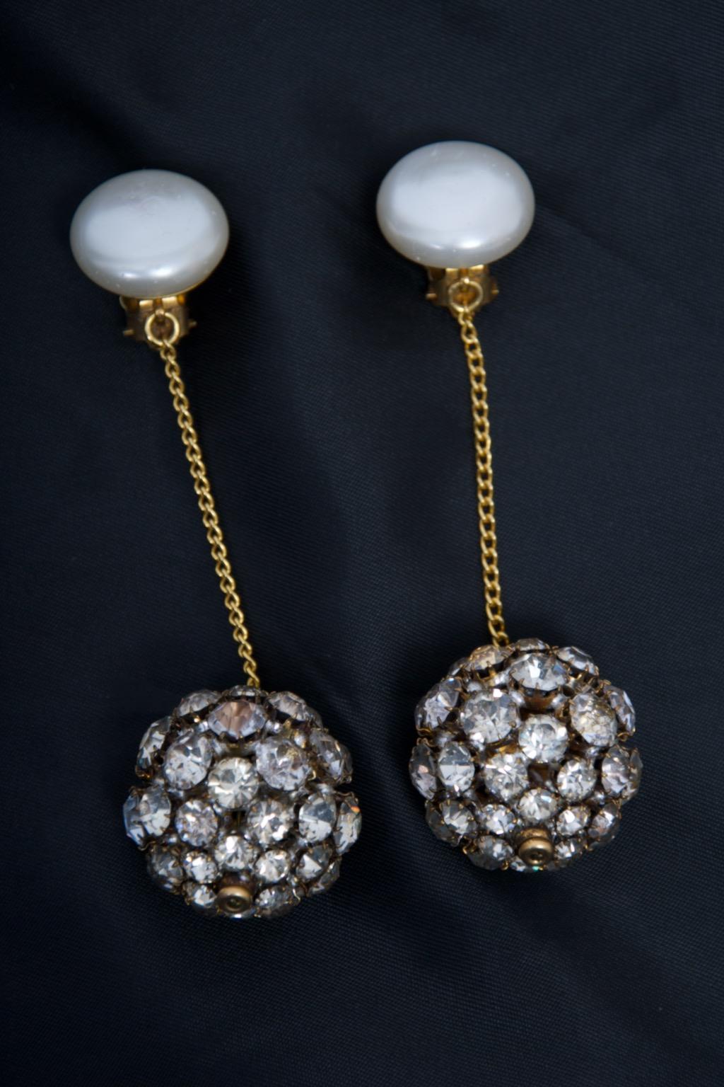 1992 Chanel Mabe Orecchini a goccia con perle e strass Ball In condizioni ottime in vendita a Alford, MA