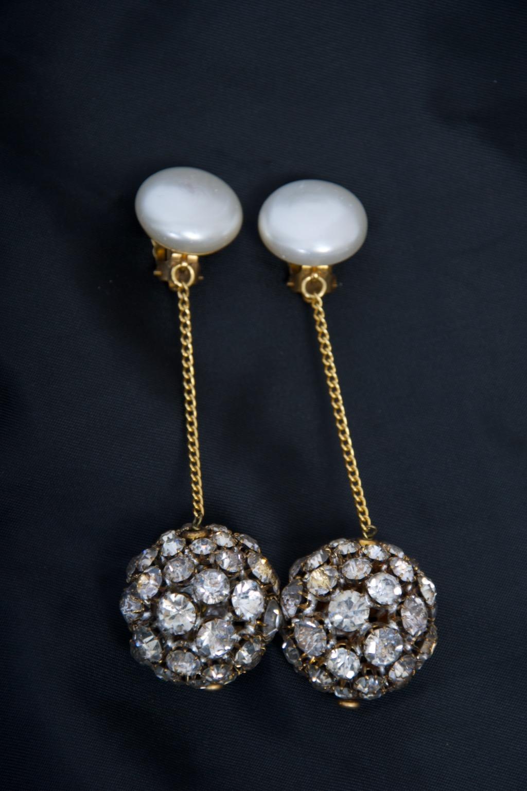 Donna 1992 Chanel Mabe Orecchini a goccia con perle e strass Ball in vendita