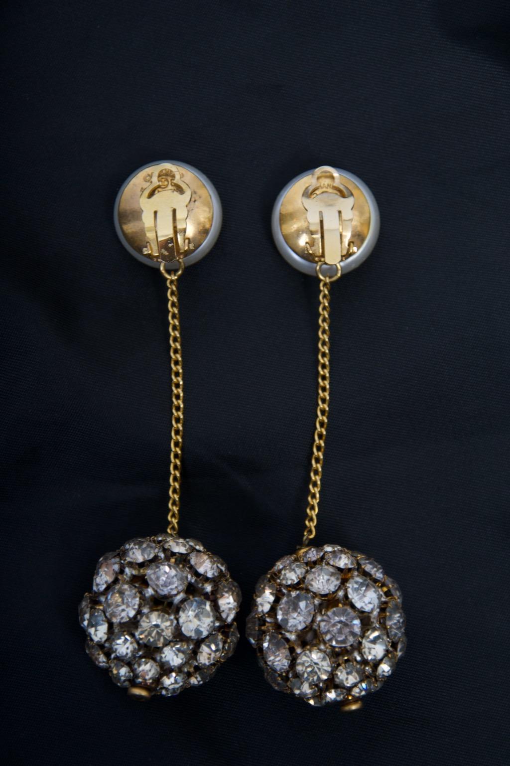 1992 Chanel Mabe Orecchini a goccia con perle e strass Ball in vendita 2