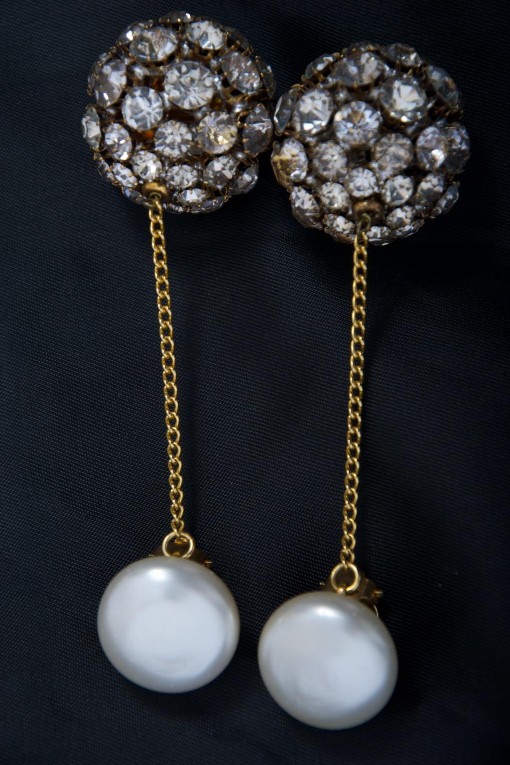 1992 Chanel Mabe Orecchini a goccia con perle e strass Ball in vendita 1