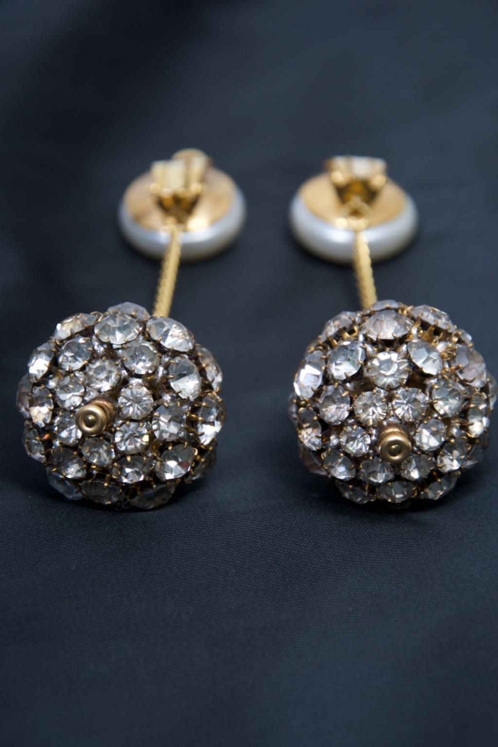 1992 Chanel Mabe Orecchini a goccia con perle e strass Ball in vendita 3