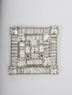 Broche carrée ornée de strass, Weiss, vers les années 1960