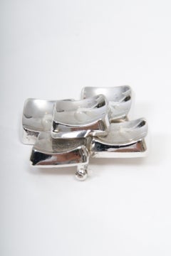 Broche modernista de Christian Dior de 1967 en tono plateado