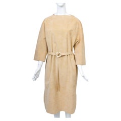 Robe Halston en Ultrasuede couleur camel, avec ceinture amovible, vers la fin des années 1970