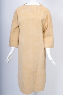 Robe Halston en Ultrasuede couleur camel, avec ceinture amovible, vers la fin des années 1970