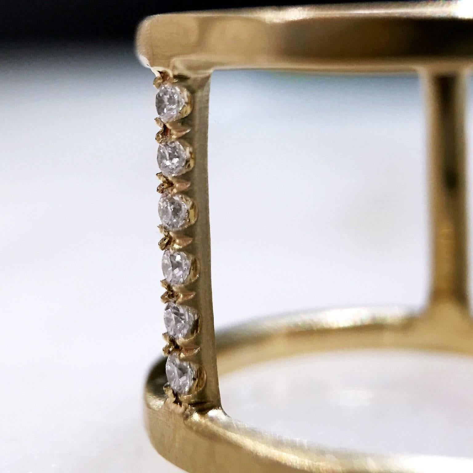 Bague à trois anneaux ouverts en or et diamants blancs, faite à la main Neuf - En vente à Dallas, TX