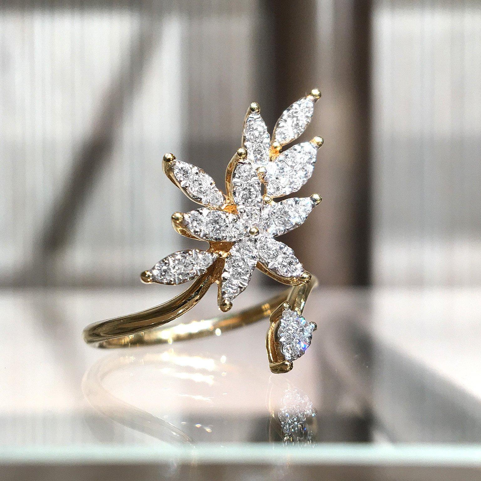 White Diamond Open Yellow Gold Marquise Petals Ring In New Condition In Dallas, TX