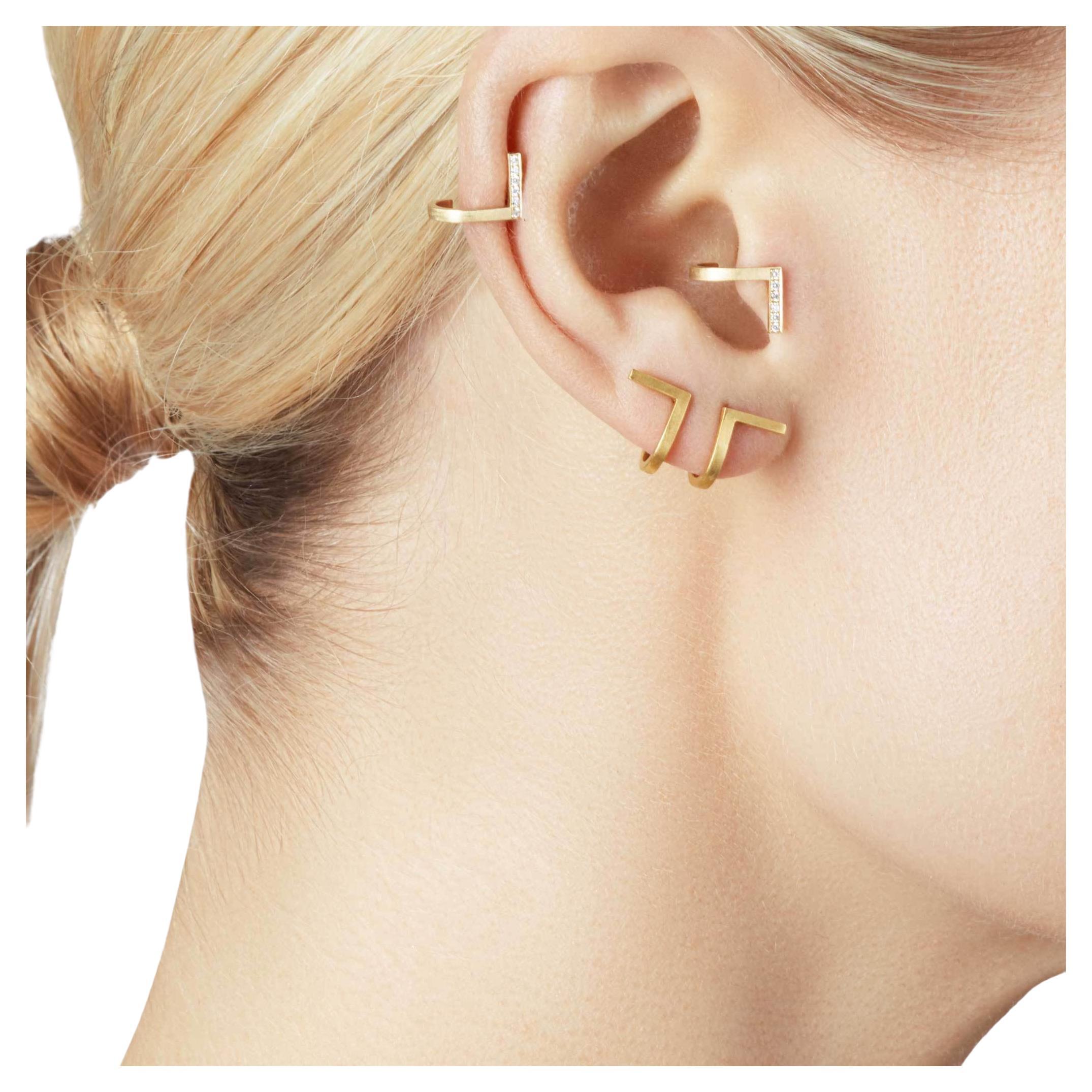 Boucles d'oreilles courbes en or jaune 18 carats  en vente