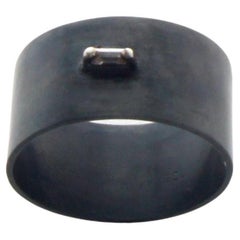 Ring aus Sterlingsilber mit weißem Saphir im Baguetteschliff und Oxide
