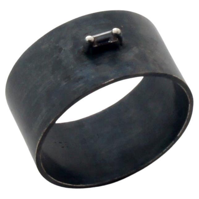 Ring aus Sterlingsilber mit weißem Saphir im Baguetteschliff und Oxide im Angebot