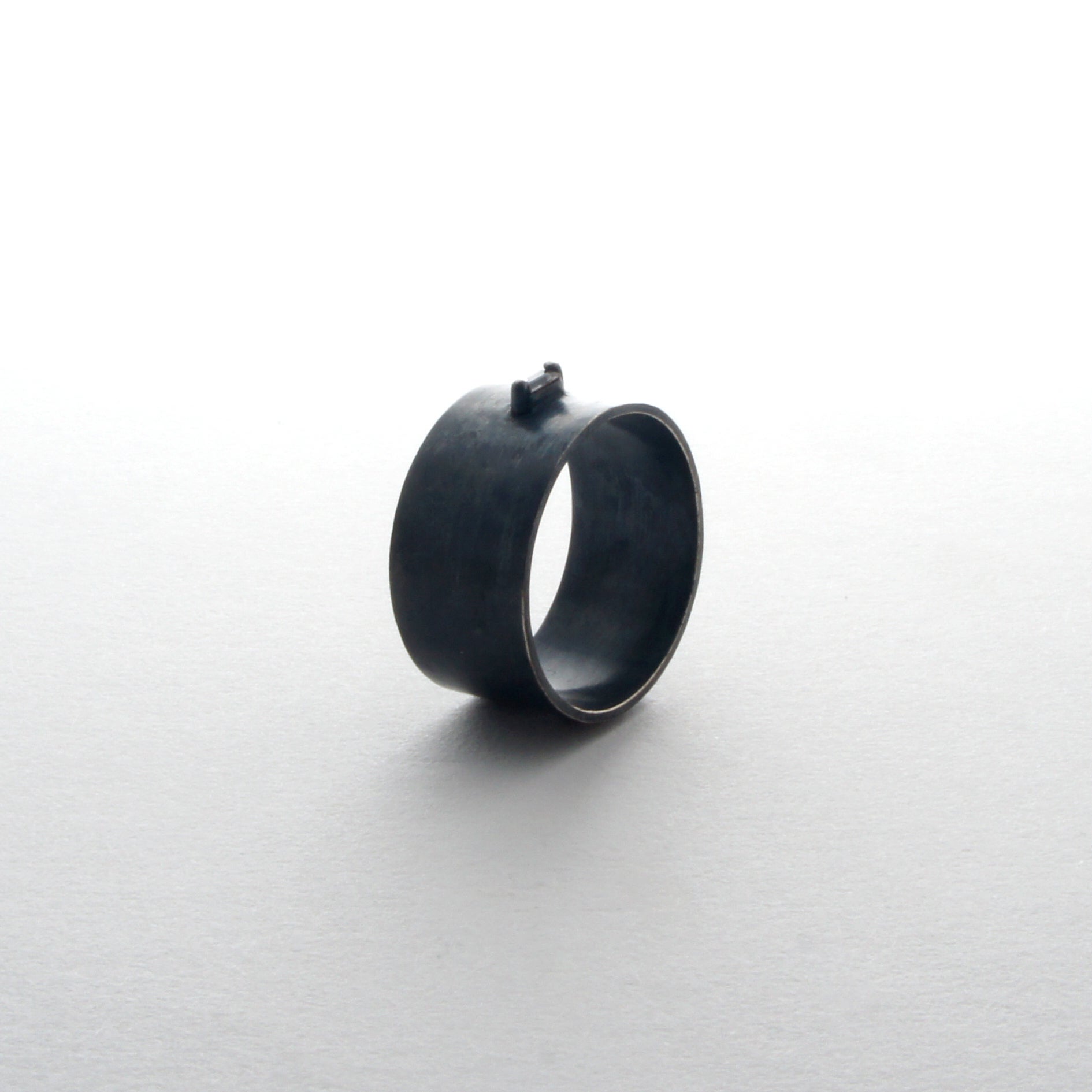 Ring aus Sterlingsilber mit weißem Saphir im Baguetteschliff und Oxide (Kunsthandwerker*in) im Angebot
