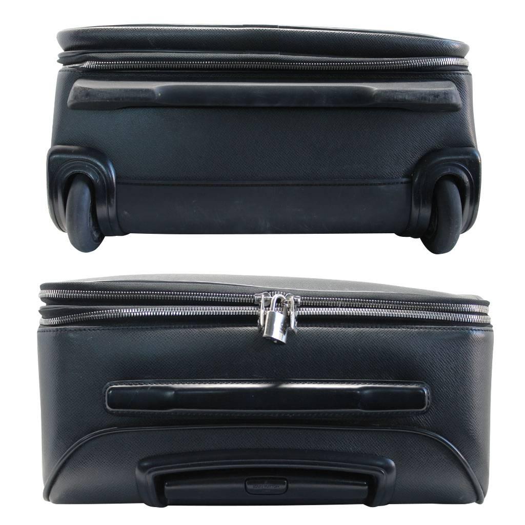 Brand: Louis Vuitton
Handles: Retractable Handle
Top Black Leather Handle
Side Black Leather Handle
Measurements: 21.6