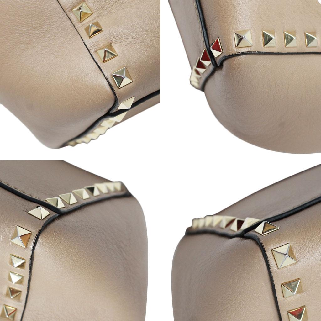 Valentino Rockstud Trapeze Medium Tan Leather Gold Studded Shoulder Bag Tote In Excellent Condition In Boca Raton, FL