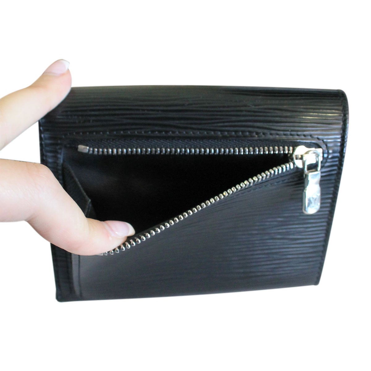 Brand: Louis Vuitton
Style: Bi Fold with Push Clasp
Wallet Measurements: 5