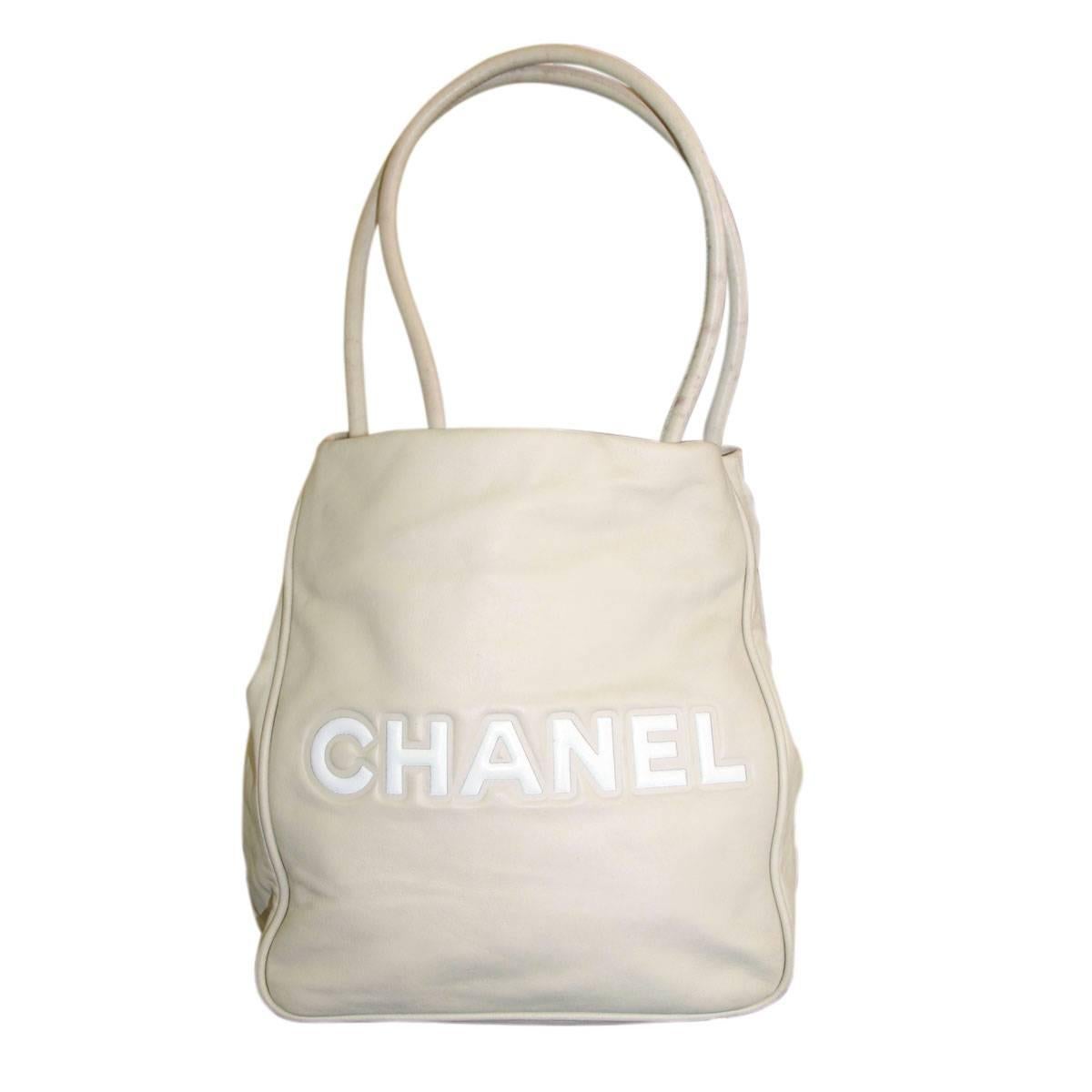 Marke: Chanel
Griffe: Tan Stiff Lammfell Griffe; Drop: 7.5