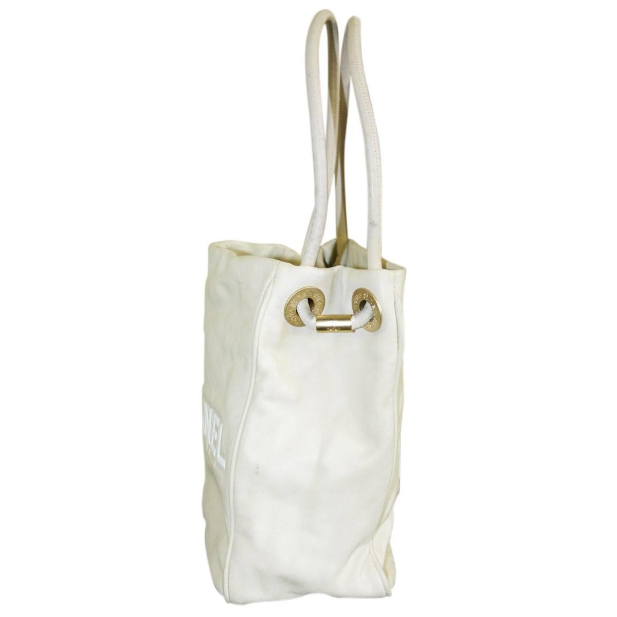 Chanel Tote Bag aus braunem und weißem Lammfell mit Camillia-Blumen Logo (Beige)