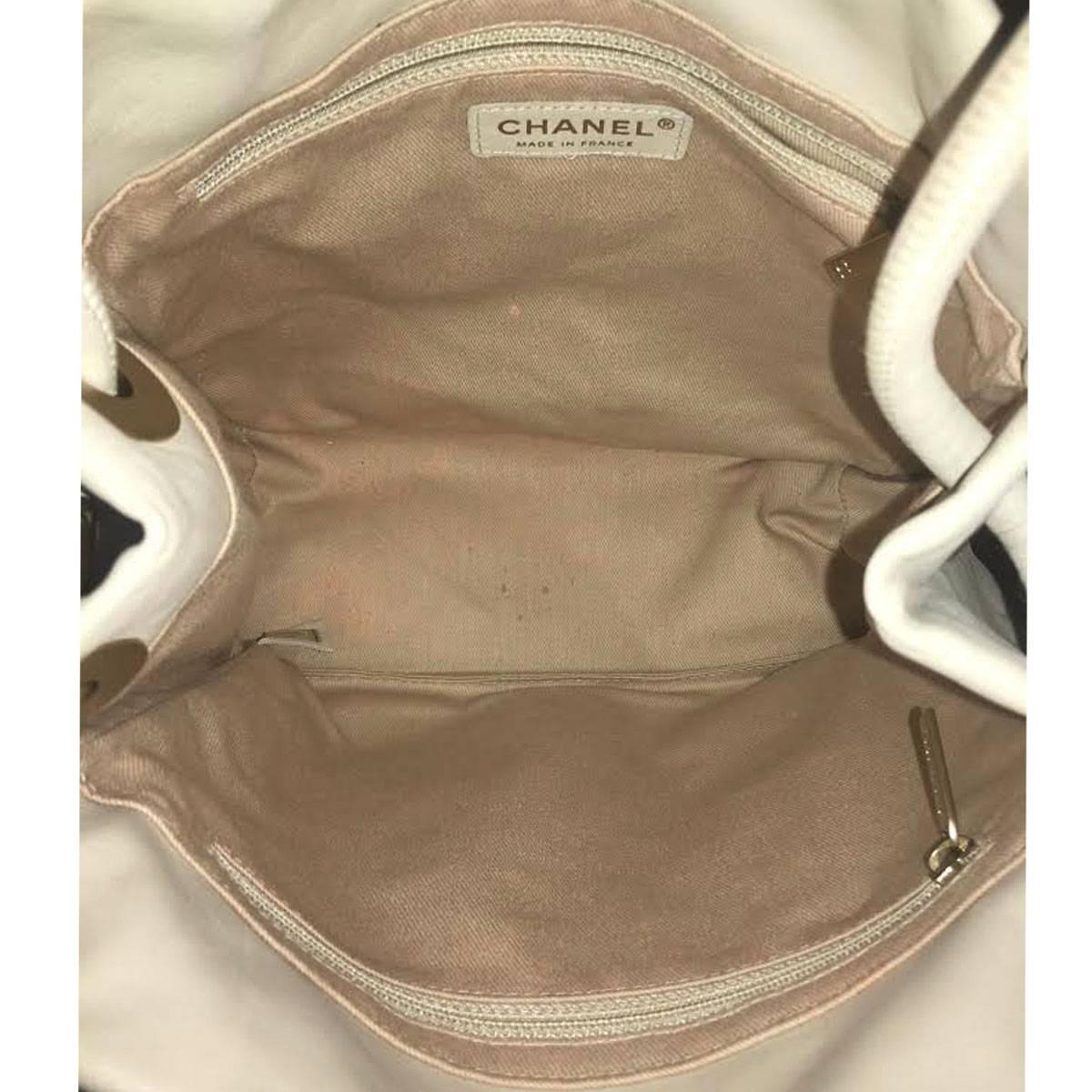Chanel Tote Bag aus braunem und weißem Lammfell mit Camillia-Blumen Logo 4