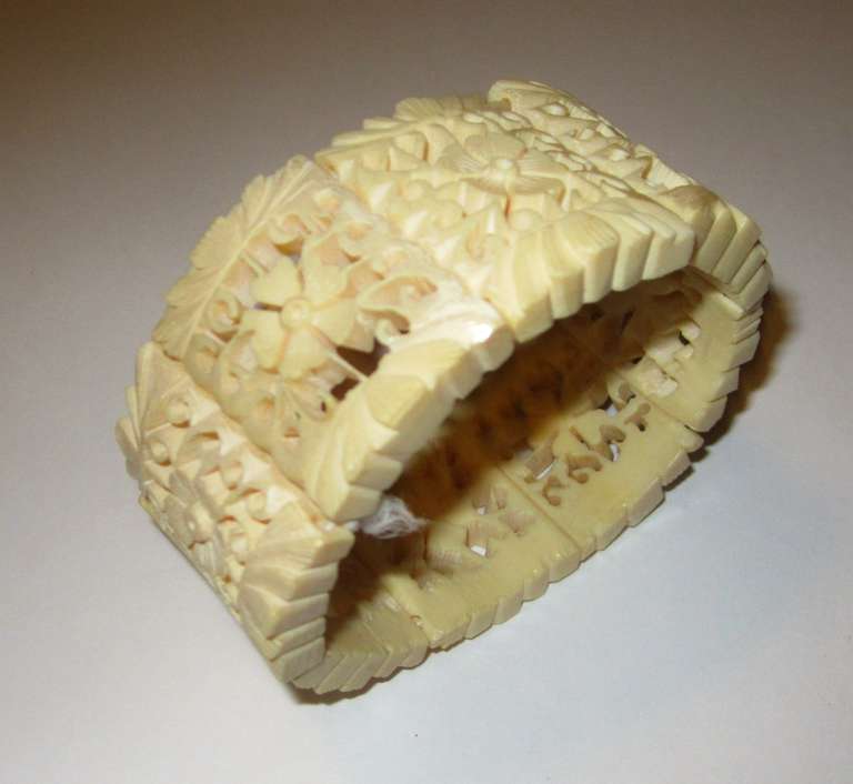 Offered for sale is this exquiste Chinese hand-carved bone bracelet on expandable cord in excellent vintage condition.  The outside circumference measures 8