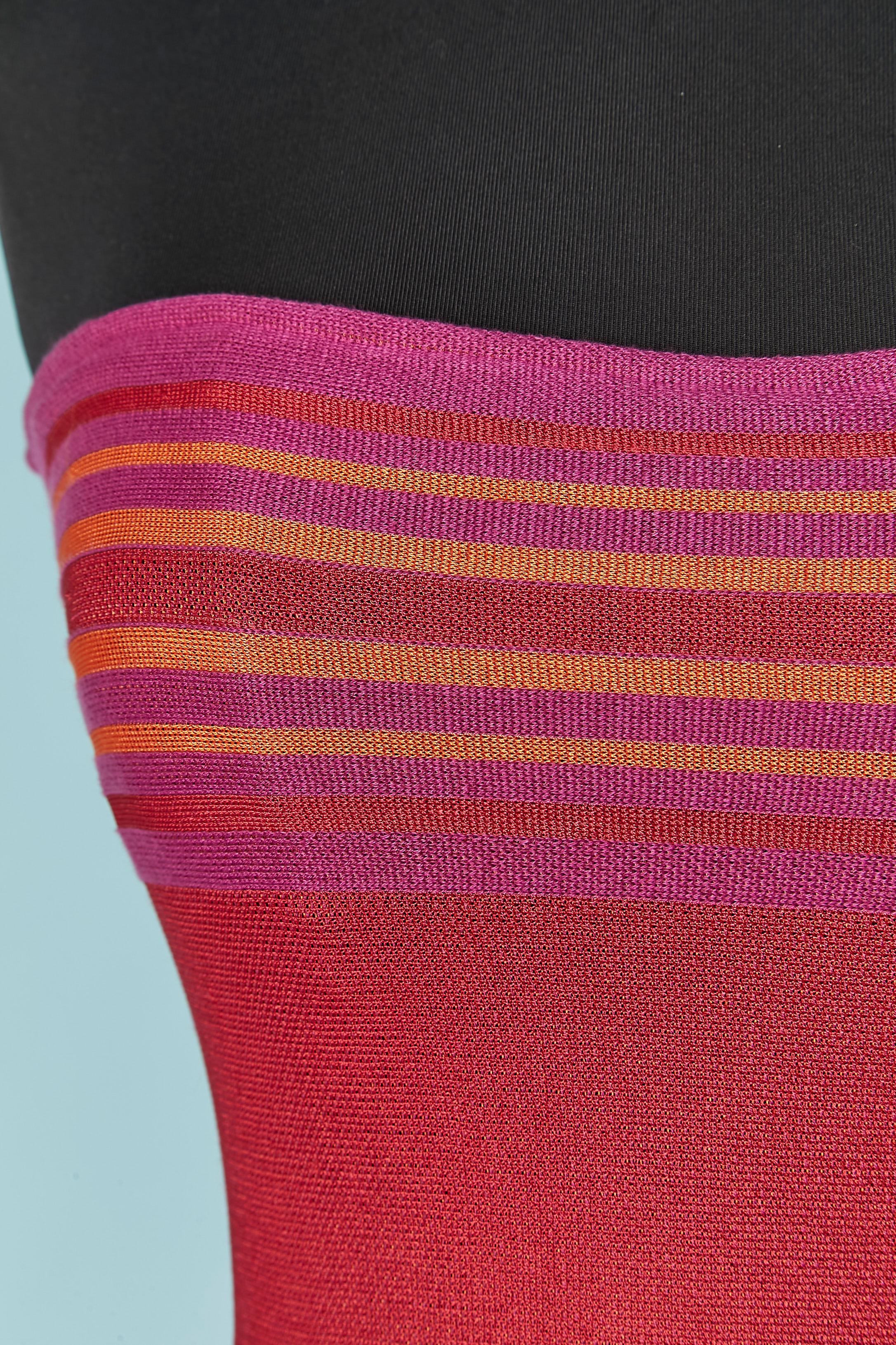 Robe longue bustier imprimée. Pas d'étiquette de composition de tissu mais les deux tissus ( le bustier est différent du tissu de fond) nut les deux sont probablement rayonne. 
Doublure noire à l'intérieur du bustier avec découpe de la poitrine.