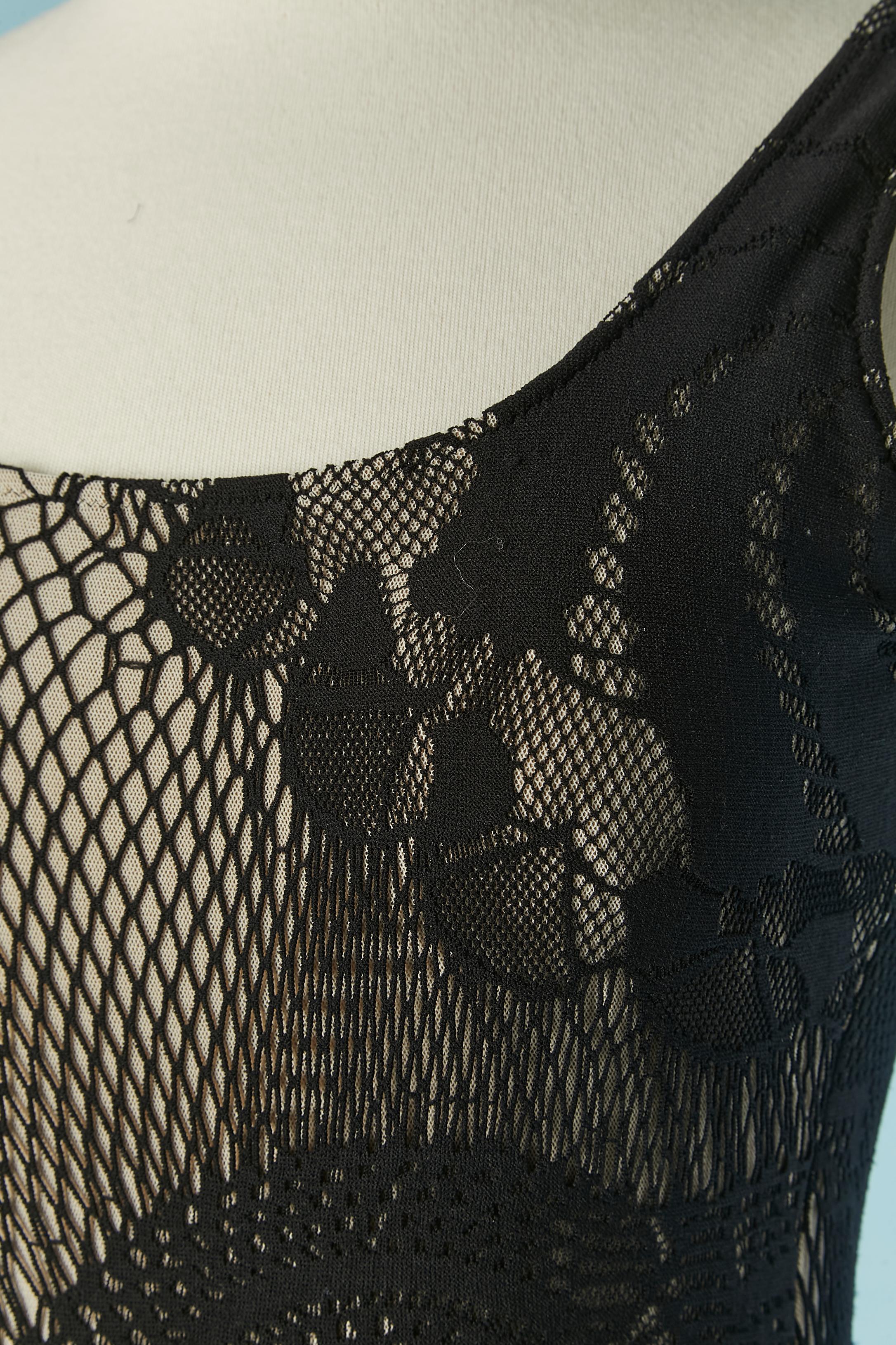 Maillot de bain en dentelle stretch noire Composition du tissu : 90% nylon, 10% élasthanne. 
TAILLE 44 (It) 40 (Fr) M 