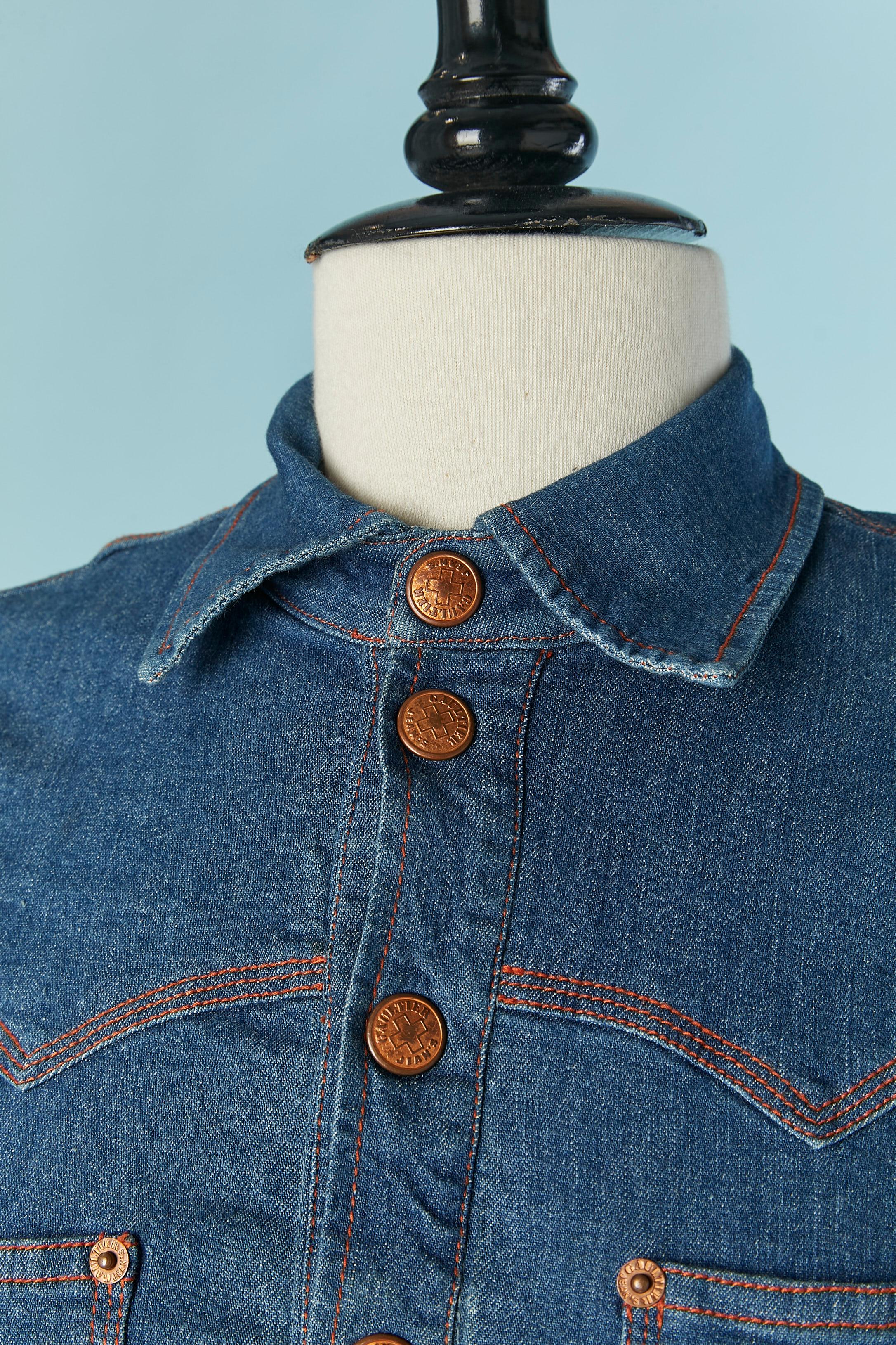 Robe en jean à manches courtes. Composition du tissu : 94% coton, 4% nylon, 2% lycra 
Fermeture à bouton-pression de la marque sur le milieu du devant. Poche sur les deux côtés avec surpiqûres. 
Taille 40 sur l'étiquette mais convient à M 