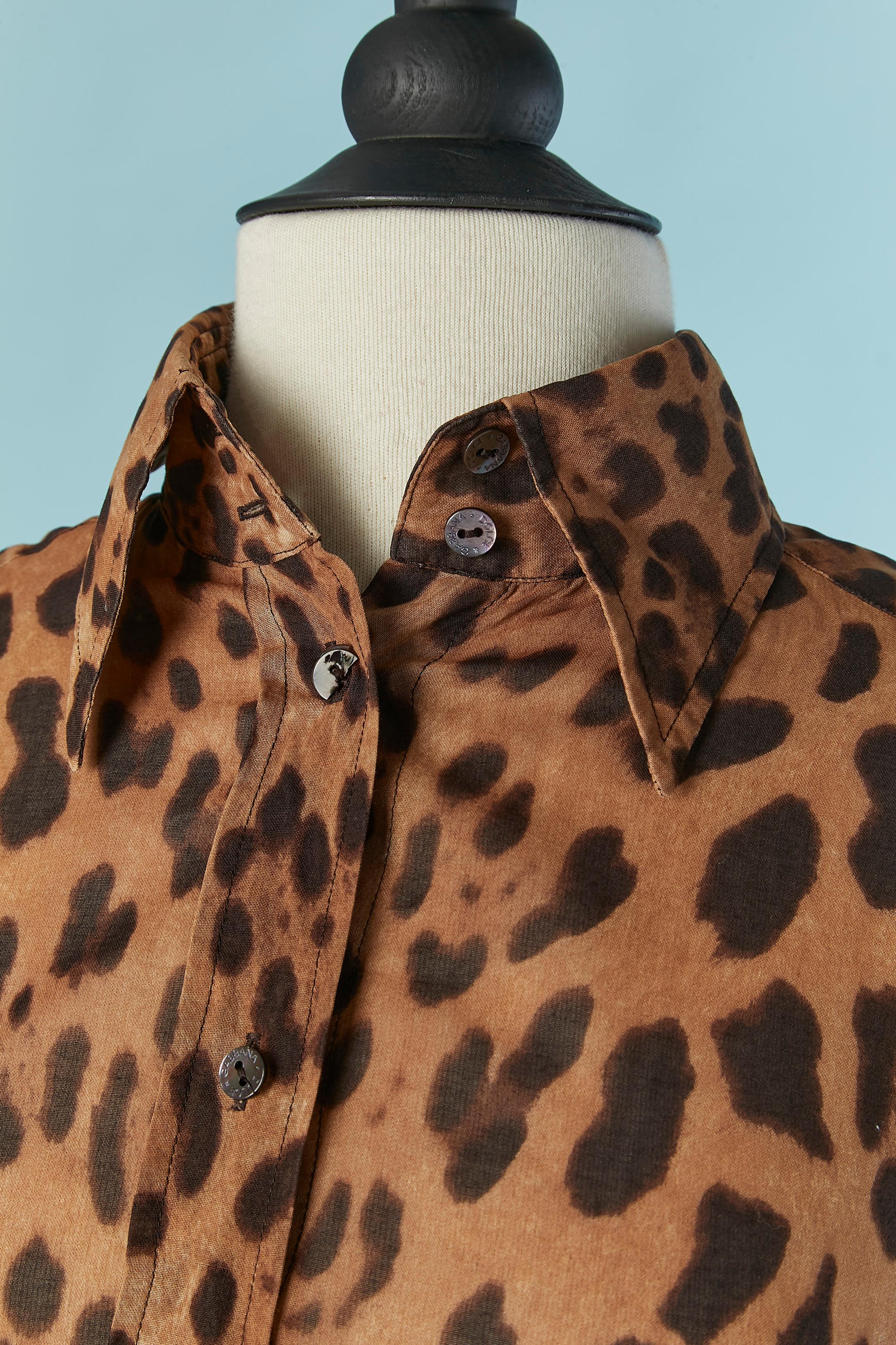 Camicia a maniche corte con stampa leopardata. Chiusura con bottone e asola con marchio sul centro davanti e sui polsini. 
TAGLIA 38 (Fr) M 