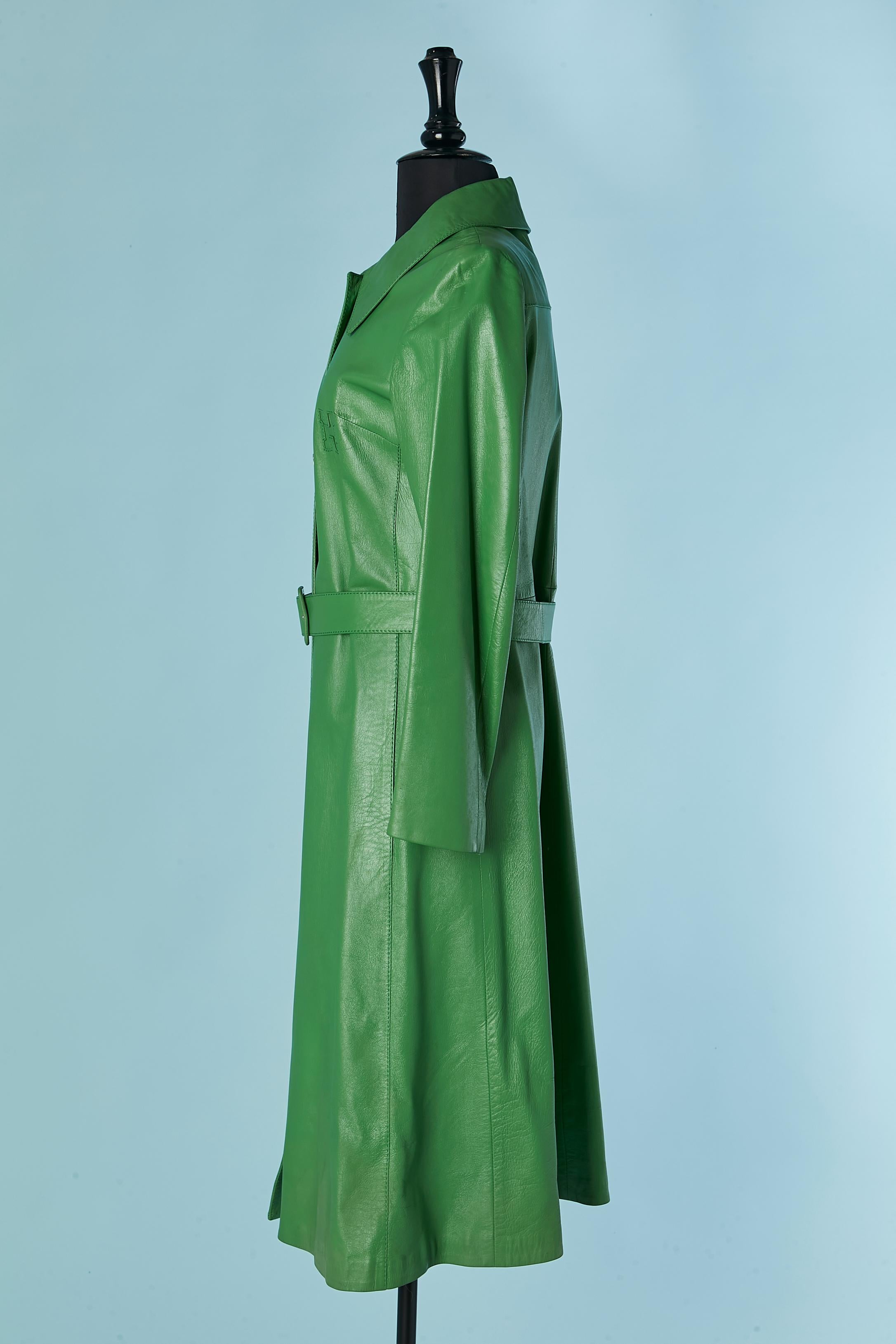 Manteau en cuir vert à simple boutonnage avec ceinture HERMES SPORT en vente 1