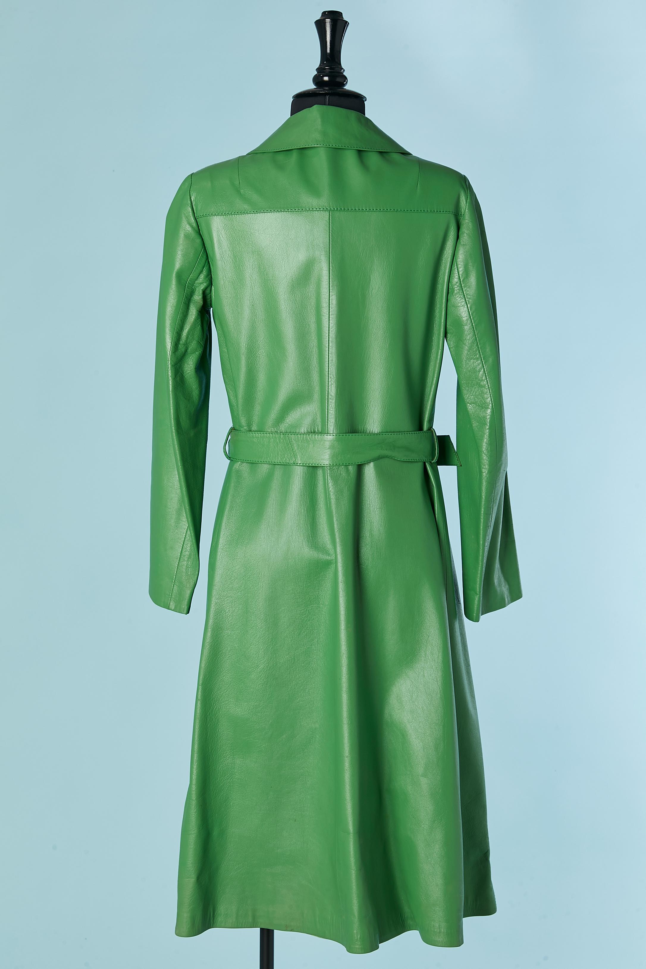 Manteau en cuir vert à simple boutonnage avec ceinture HERMES SPORT en vente 2