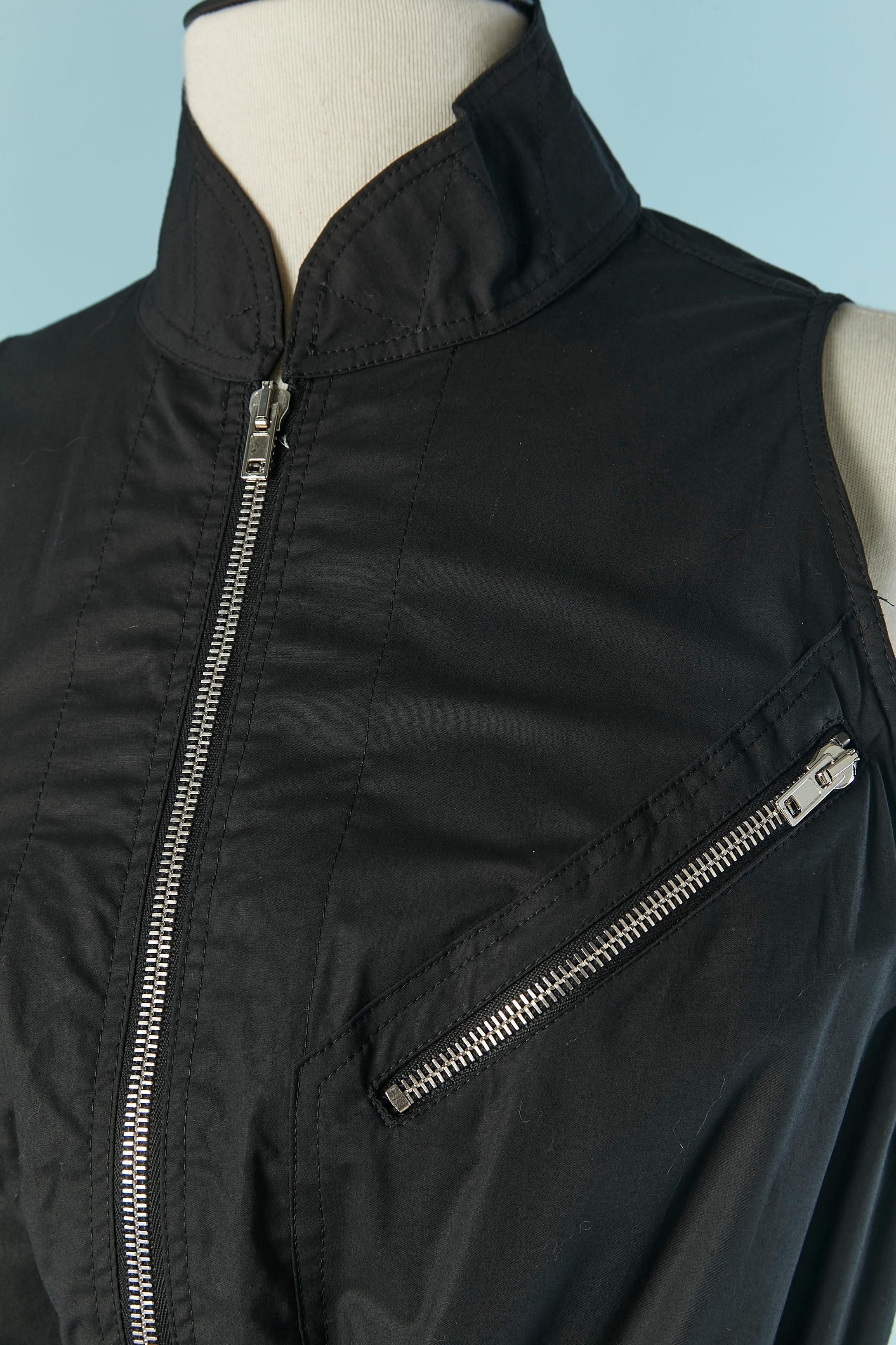 Robe en coton noir sans manches avec fermeture éclair. Composition du tissu : 98% coton, 2% lycra. Fermeture à glissière sur le milieu du devant, sur le côté et sur la poche. Cordon de serrage à la taille. 
I.L.A. 