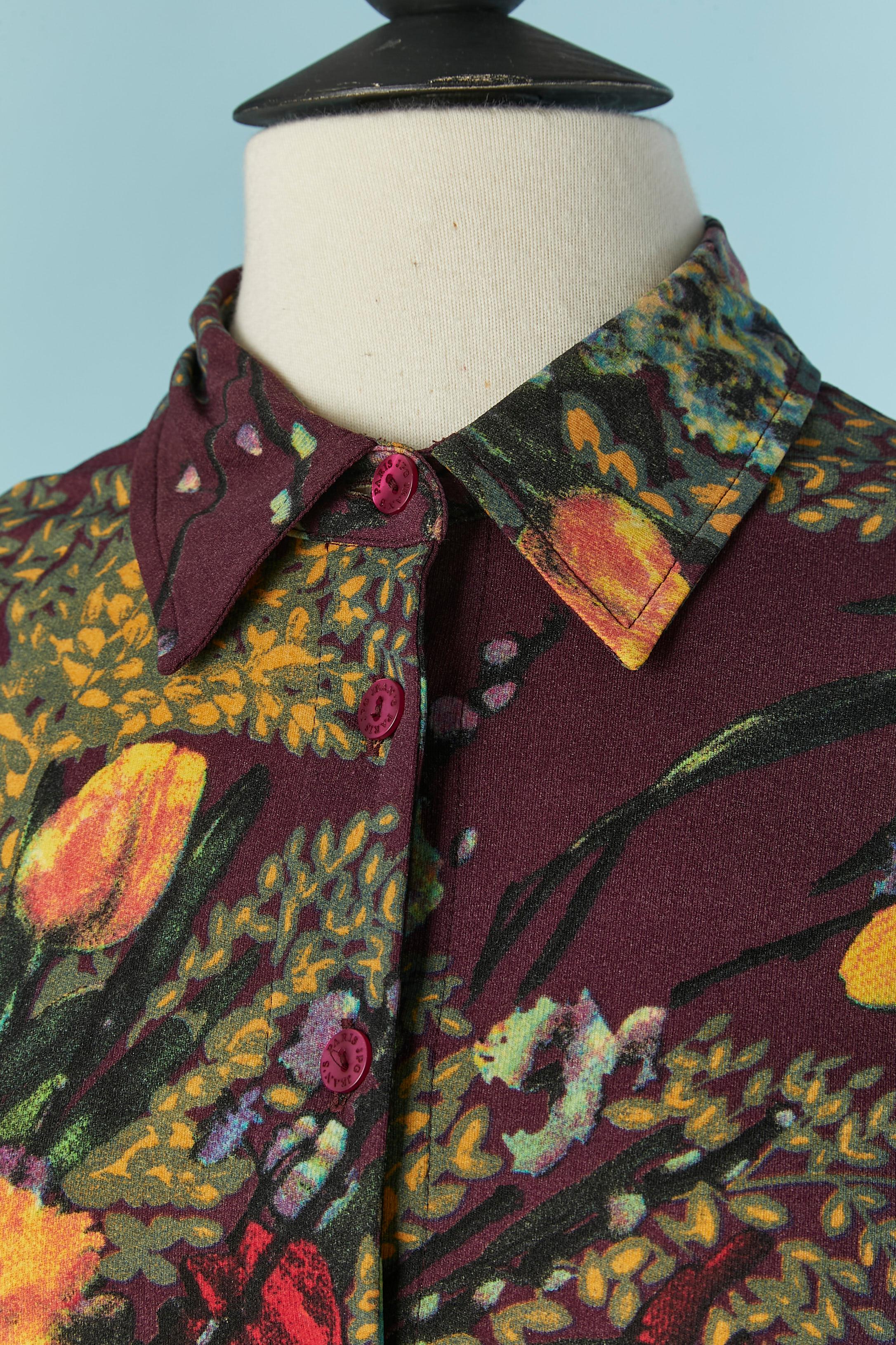 Camicia in nylon stampato con chiusura a bottoni con marchio sul centro davanti. 
TAGLIA S 