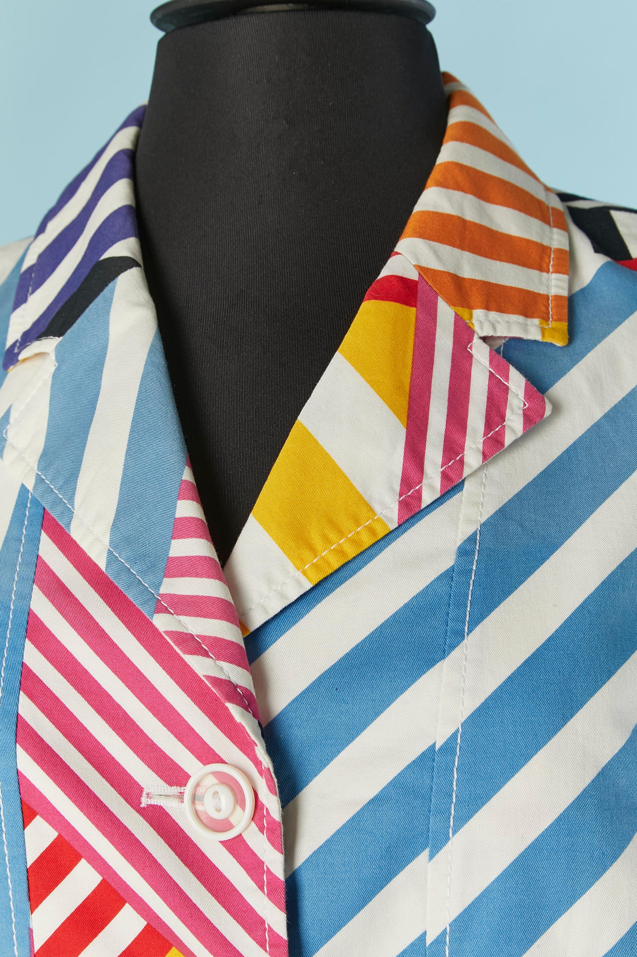 Veste en coton imprimé multicolore à simple boutonnage. Composition du tissu principal : 97% coton, 3% élasthanne. Doublure en rayonne de marque. 
Taille 48 sur l'étiquette mais convient à M 