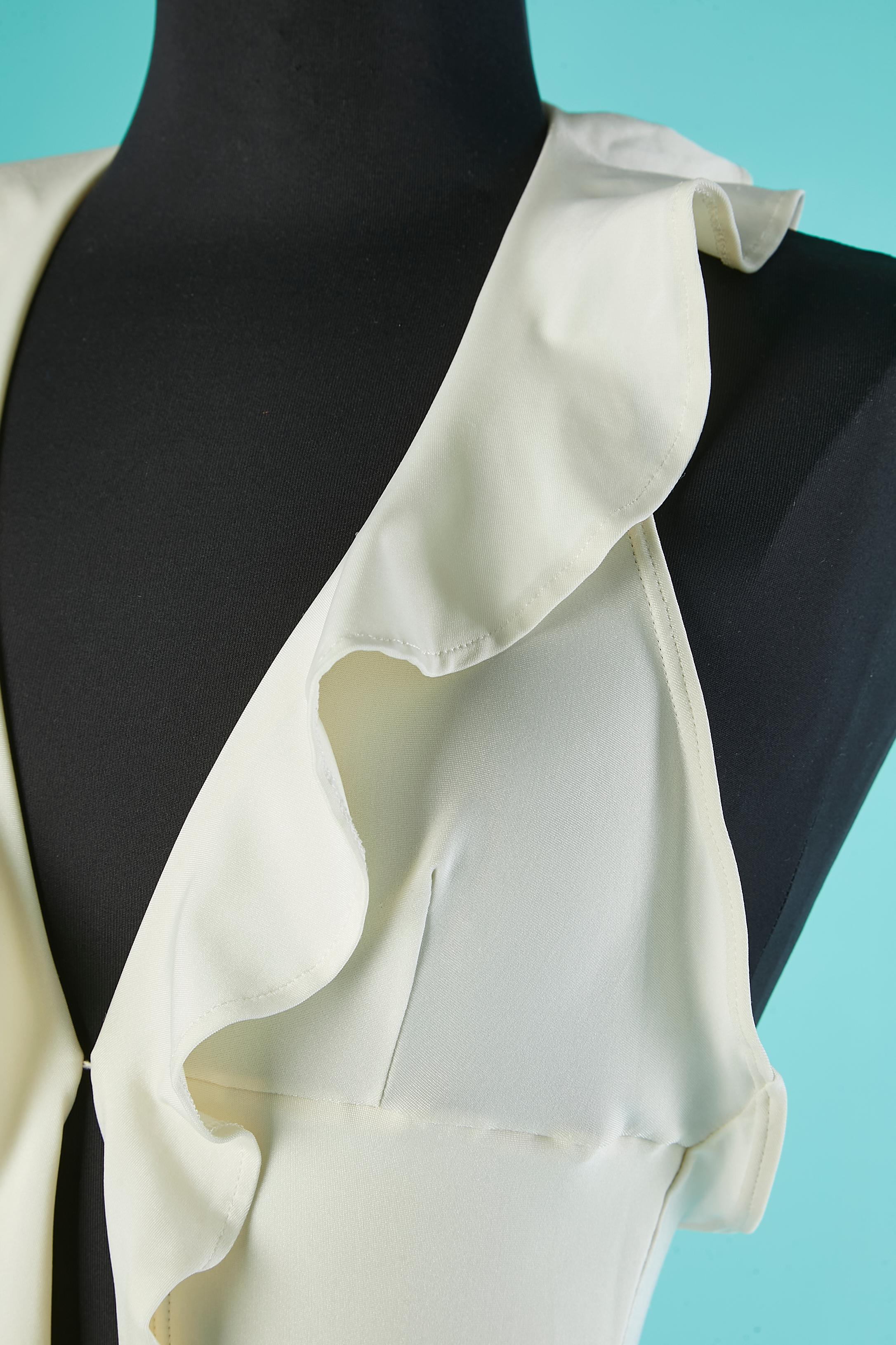 Off-white Badeanzug mit Rüschenausschnitt. Knopf und Knopflochverschluss im Nacken
Größe 40 auf dem Etikett, passt aber XS 
