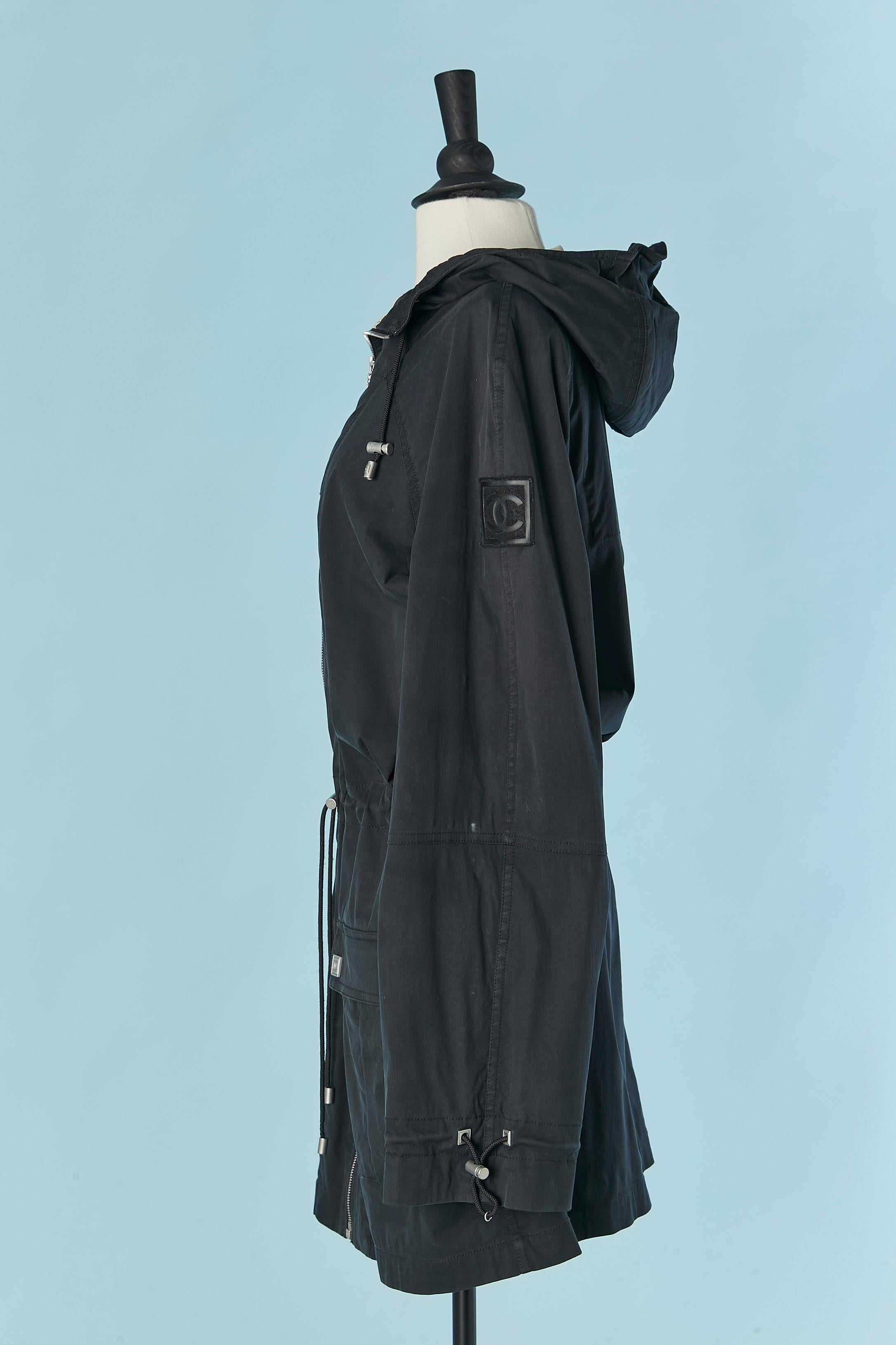 Parka navy con cappuccio Chanel in vendita 2