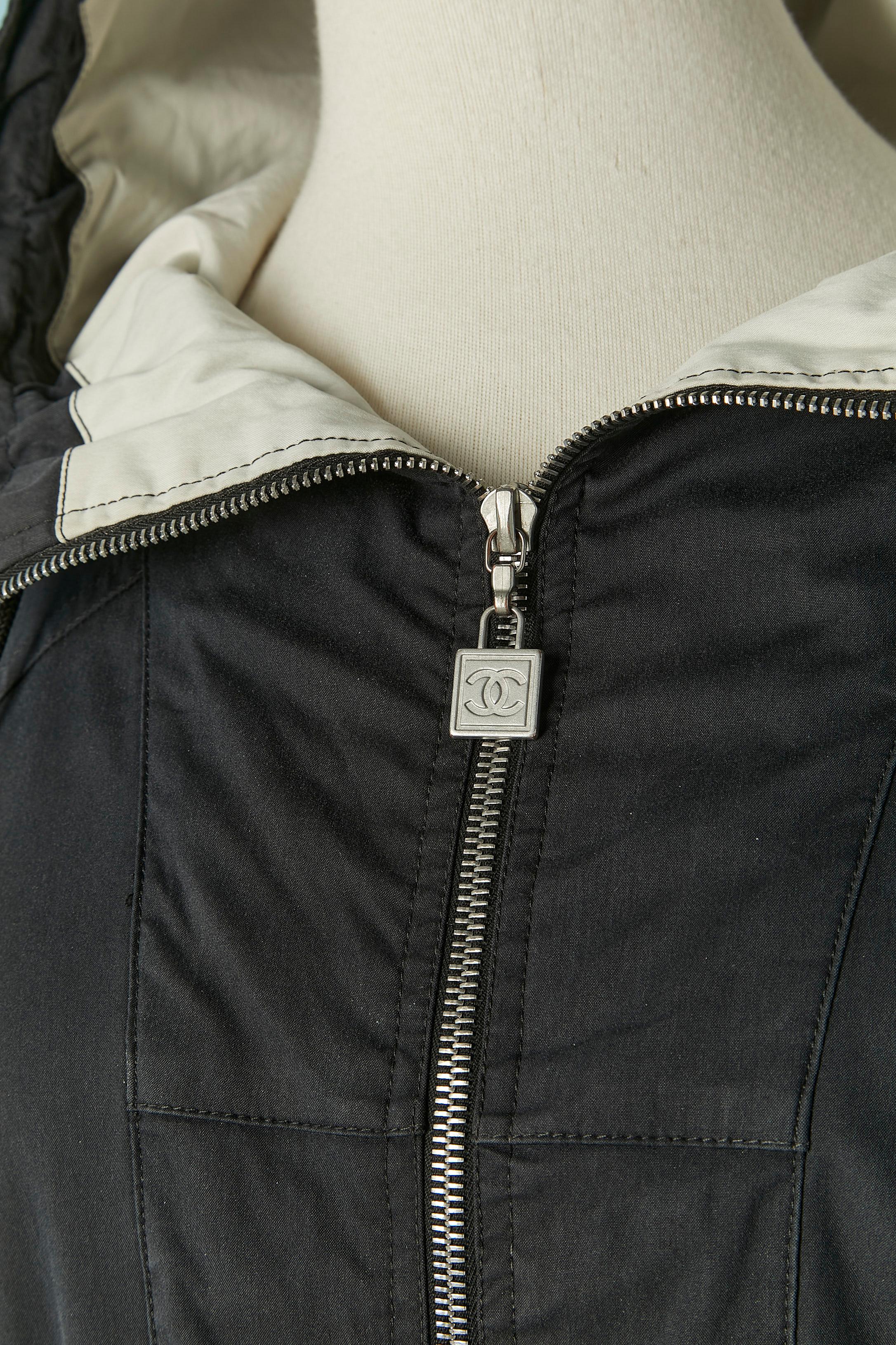 Parka navy con cappuccio. Composizione del tessuto principale: 68% cotone, 22% nylon, 8% spandex, 2% elastan. Composizione della fodera: 67% lana, 33% cotone. Manica raglan. Coulisse in vita e alla fine delle maniche. Una tasca con patta sulla