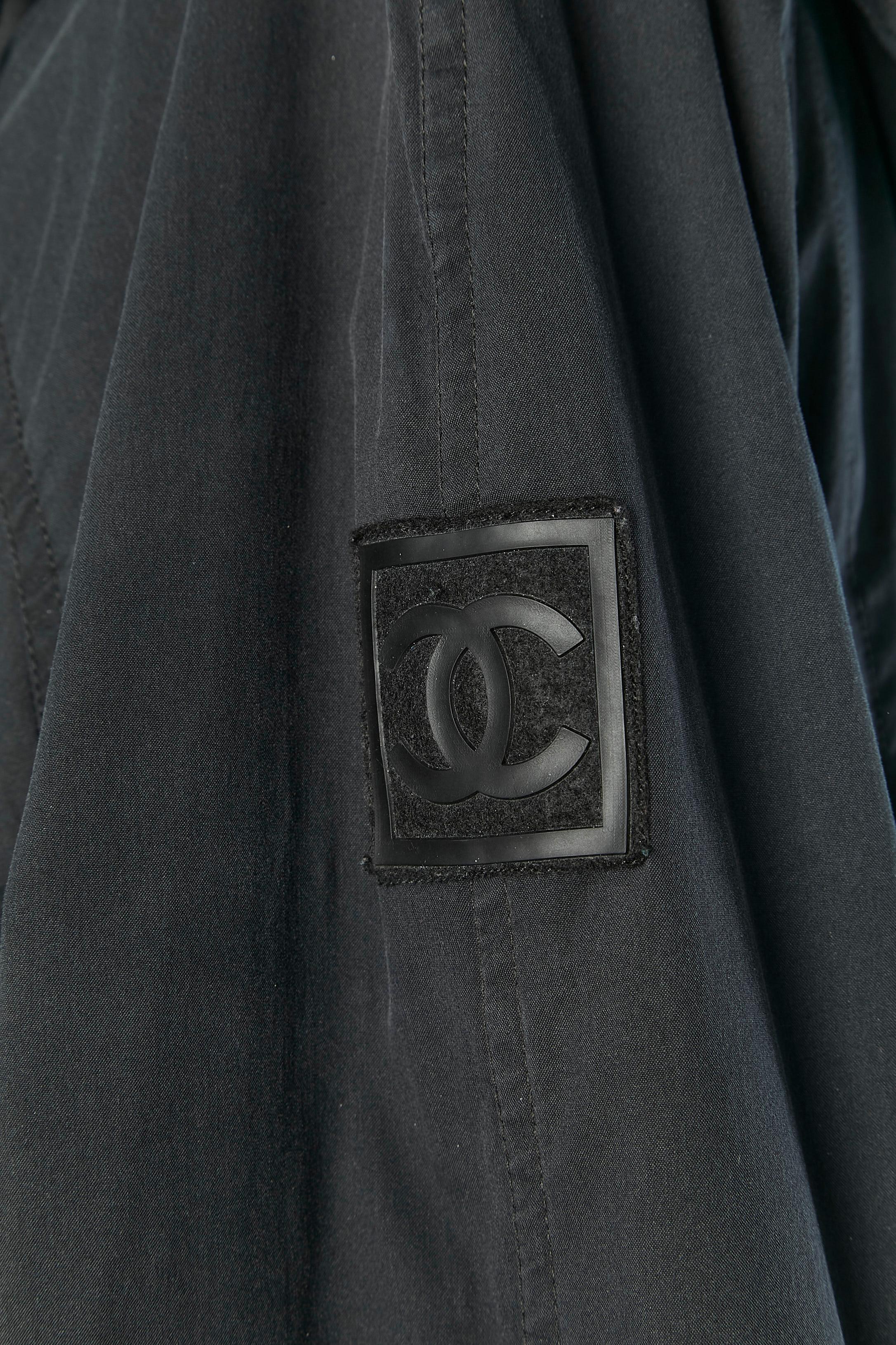 Parka navy con cappuccio Chanel in vendita 3