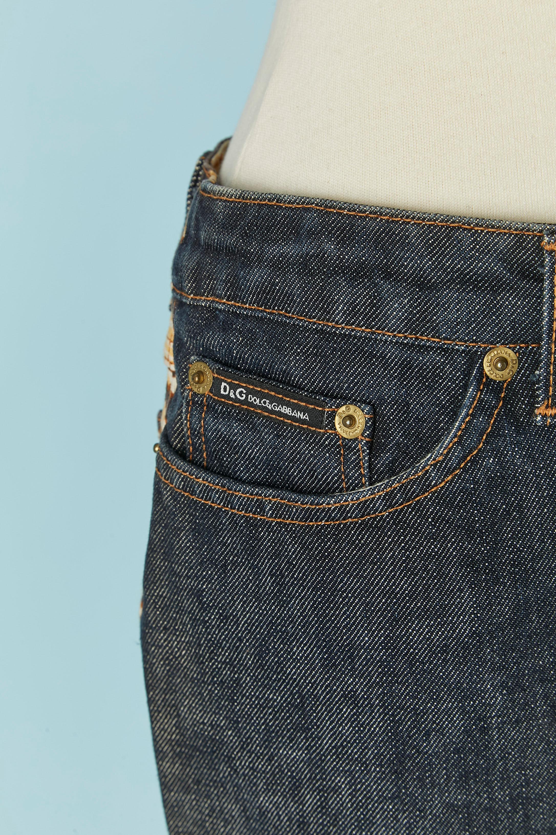 Jupe en denim avec imprimé léopard au dos ; Bouton de marque, boutonnière et fermeture à glissière sur le haut du milieu du devant. Poche sur les deux côtés avec des clous de marque. 
TAILLE 40 / M-ONE 
