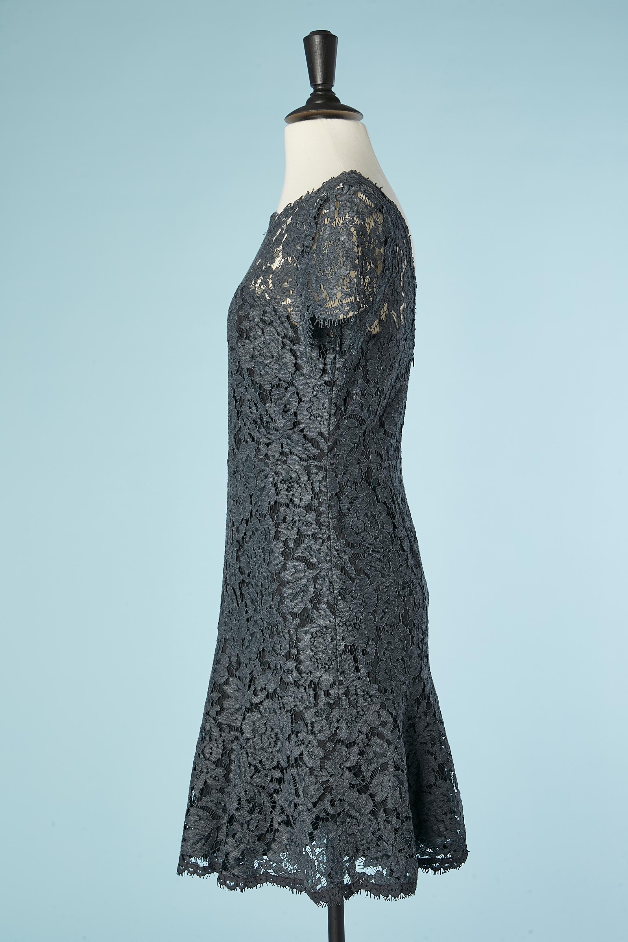 Graues Spitzencocktailkleid DIANE VON FURSTENBERG im Zustand „Hervorragend“ im Angebot in Saint-Ouen-Sur-Seine, FR