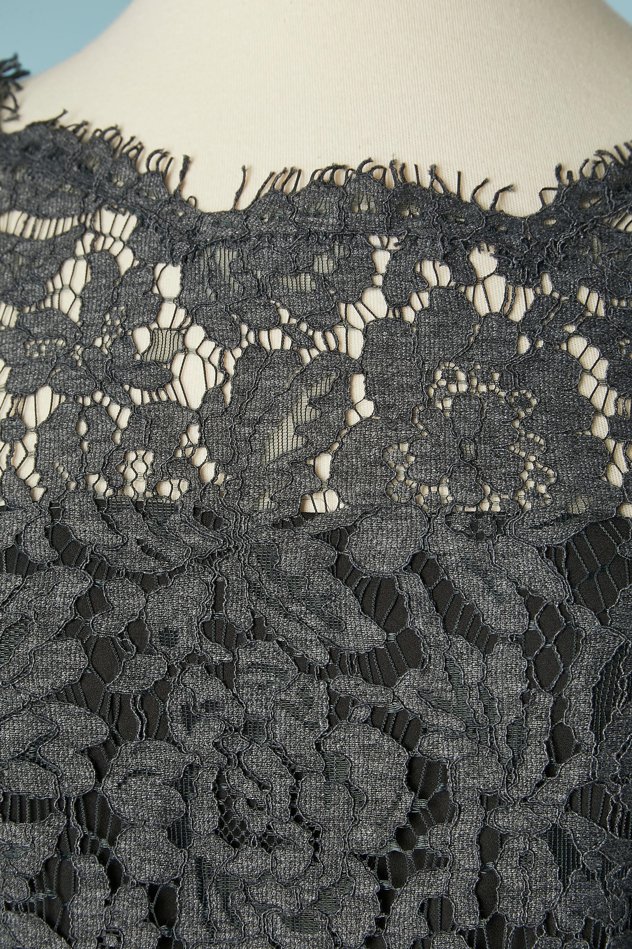 Graues Spitzen-Cocktailkleid. Zusammensetzung der Spitze: 43% Polyester, 34% Nylon, 23% Baumwolle. Zusammensetzung des Futters: 97% Polyester, 3% Elasthan. 
Unsichtbarer Reißverschluss in der hinteren Mitte. 
Echtheitshologramm . 
Größe auf dem