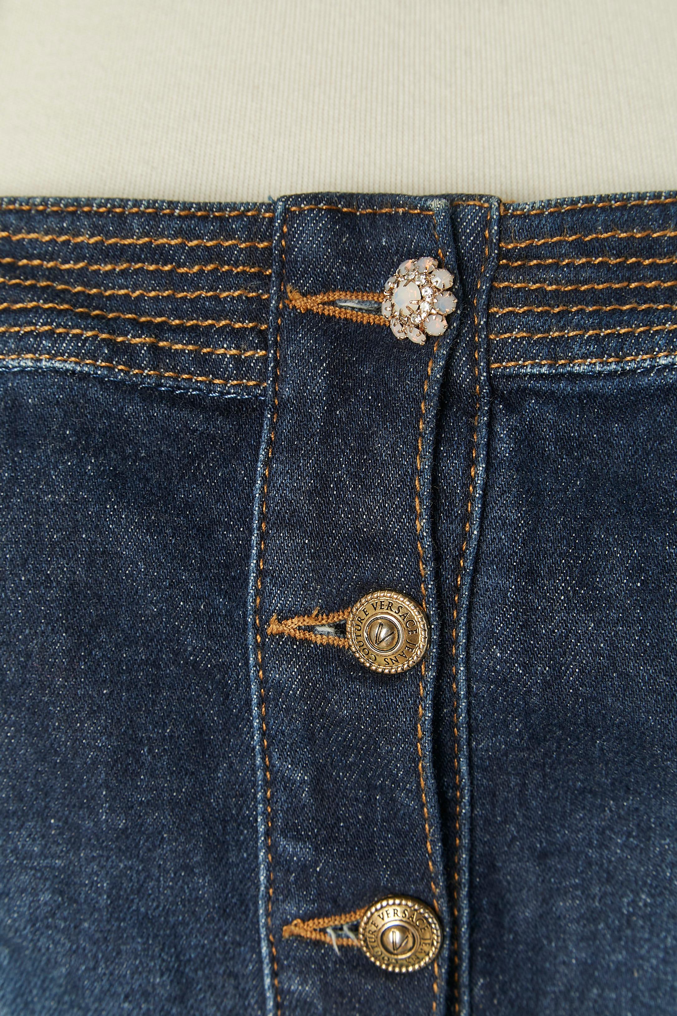 Bustier vaquero. Composición del tejido : 98% algodón, 2% elástico
Cierre con botones de la marca en la parte delantera central y pliegues en el bajo. Correa para atar detrás del cuello. 
TALLA 38 (Fr) M 