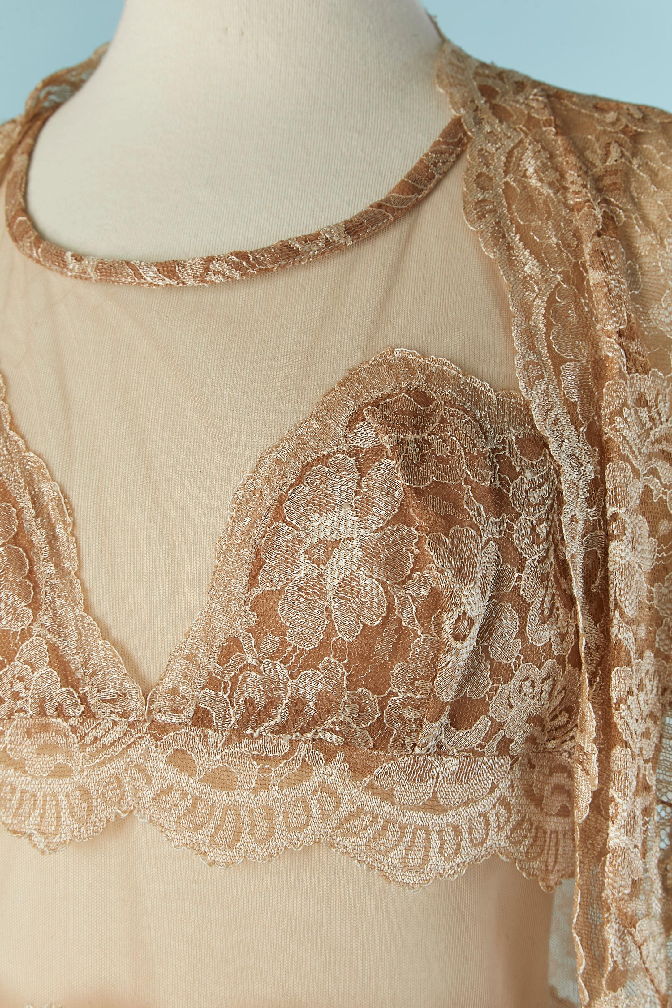 Un ensemble di boléro e tuta in pizzo color oro pallido. Composizione del pizzo: 70% rayon, 30% nylon. Composizione della fodera trasparente: 100% rayon. See-through sulla scollatura e sulla vita.
La taglia sull'etichetta è 42, ma la taglia è M. 