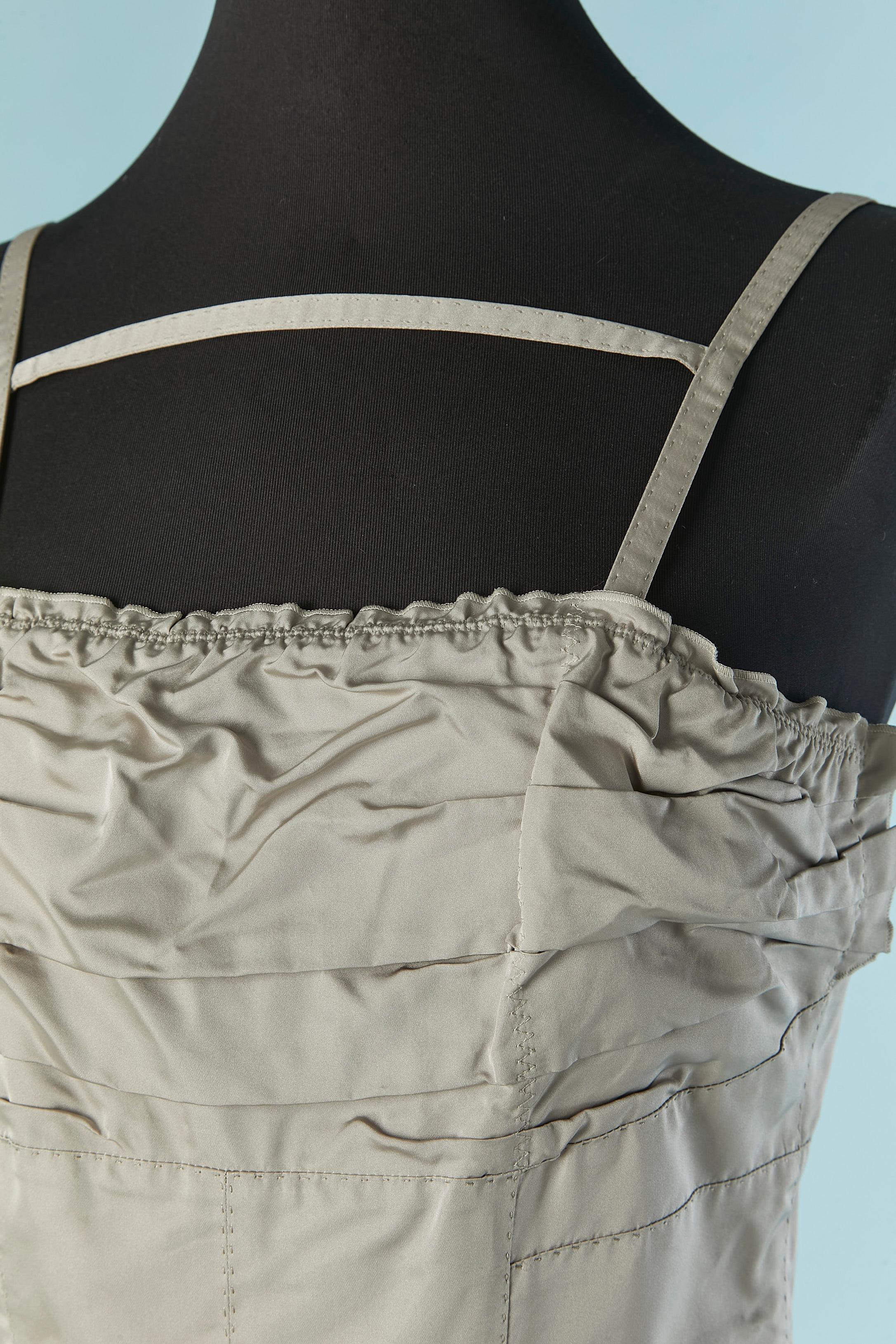 Robe de cocktail drapée en soie grise. Doublure en tissu identique. Fermeture crochet et œil au milieu du dos. Gros grain à l'intérieur de la taille.
TAILLE 40 (Fr) M