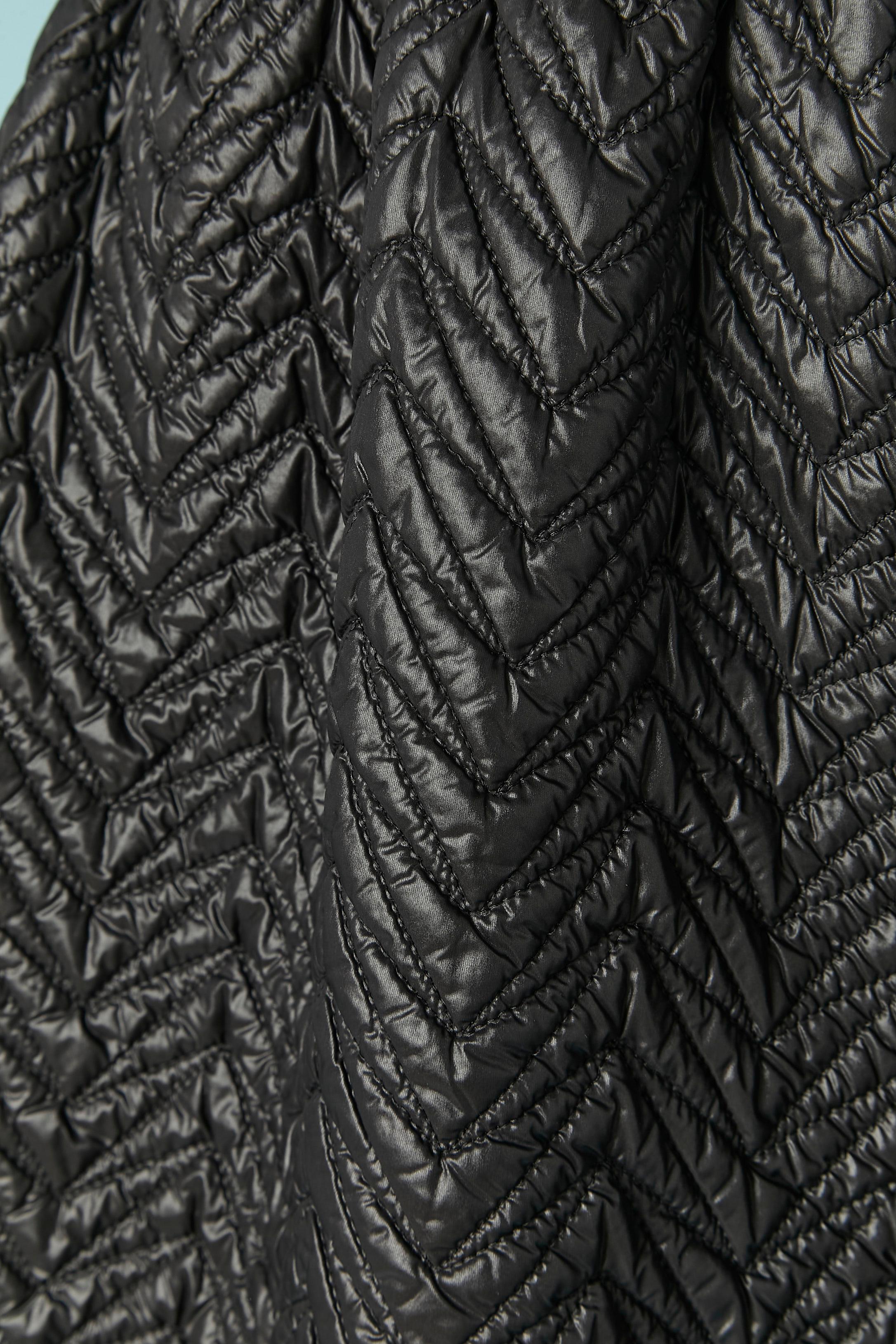Schwarzer gepolsterter und abgesteppter Rock mit Trikotbund. Zusammensetzung des Hauptgewebes . Druckfutter aus Polyester. Zusammensetzung des Trikots: 86% Wolle, 13% Nylon, 1% Polyurethan.
GRÖSSE S 
