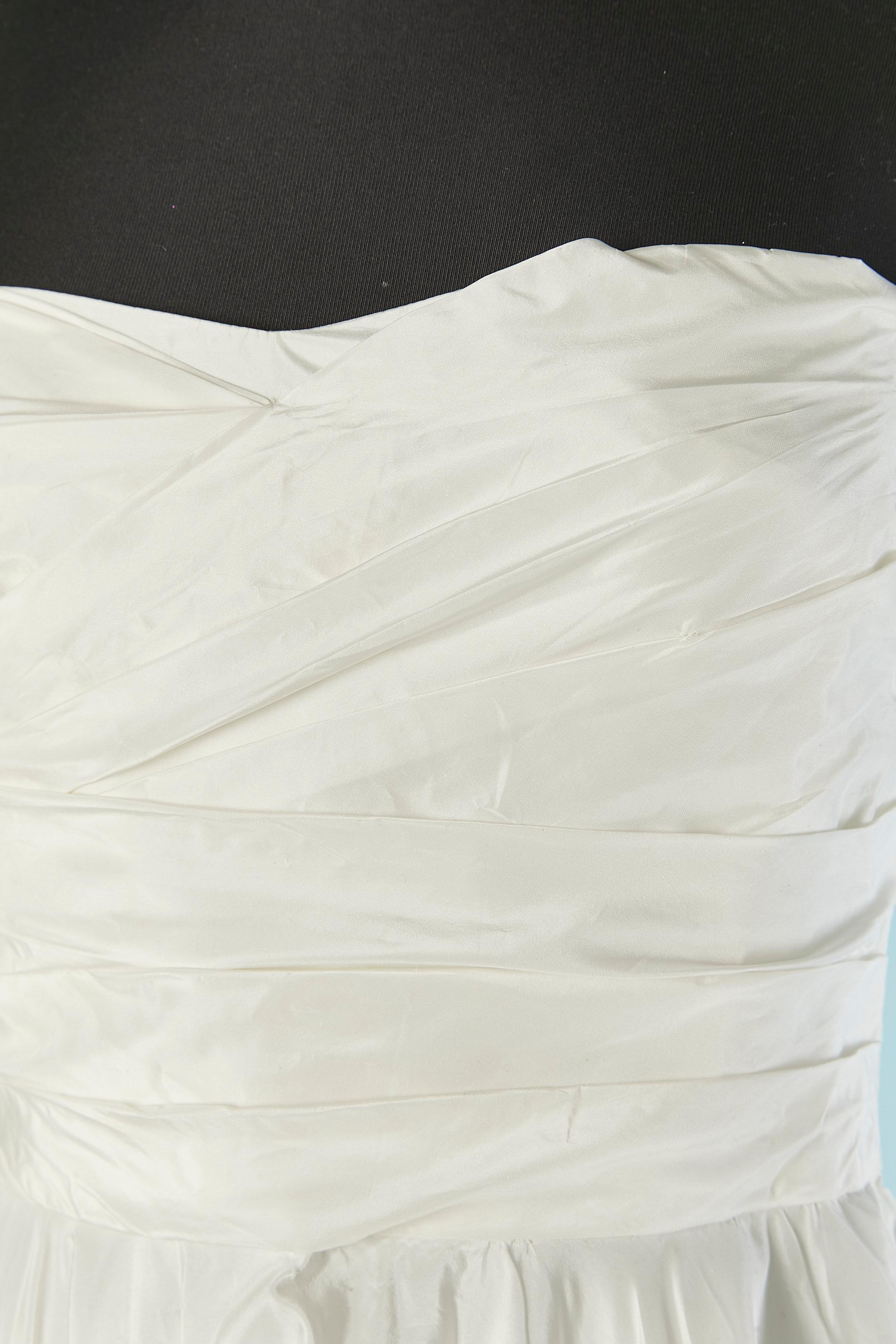 Weißes Bustierkleid aus Seide, das auf der Brust drapiert ist. Unsichtbarer Reißverschluss und Haken-Ösen-Verschluss auf der linken Seite. Entbeint 
GRÖSSE S 