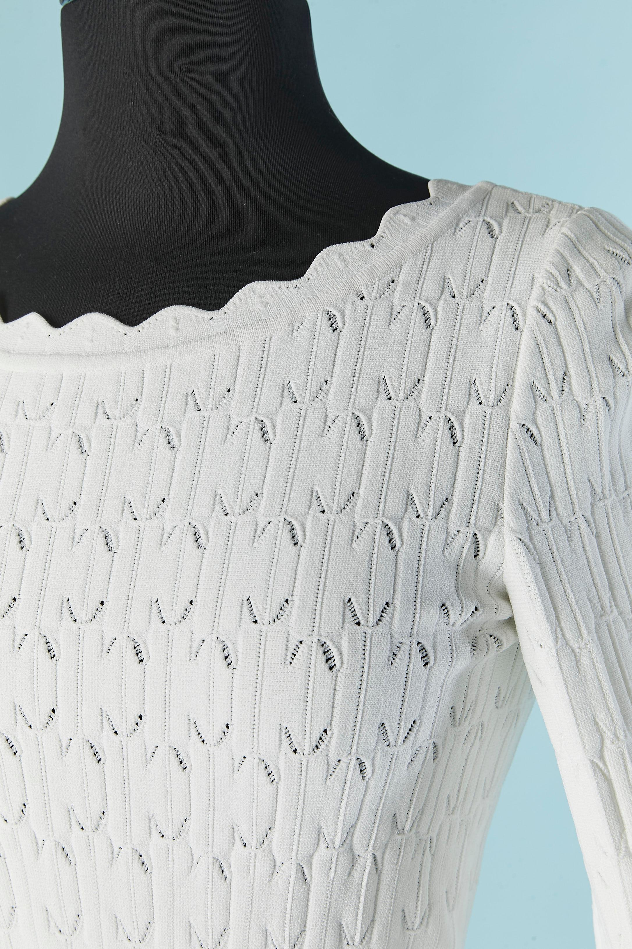 Robe en jacquard blanc. Composition du tissu : 82% rayonne, 16% polyester, 2% nylon.
Fermeture à glissière invisible au milieu du dos. 
TAILLE 40 (It) 36 (Fr) S 