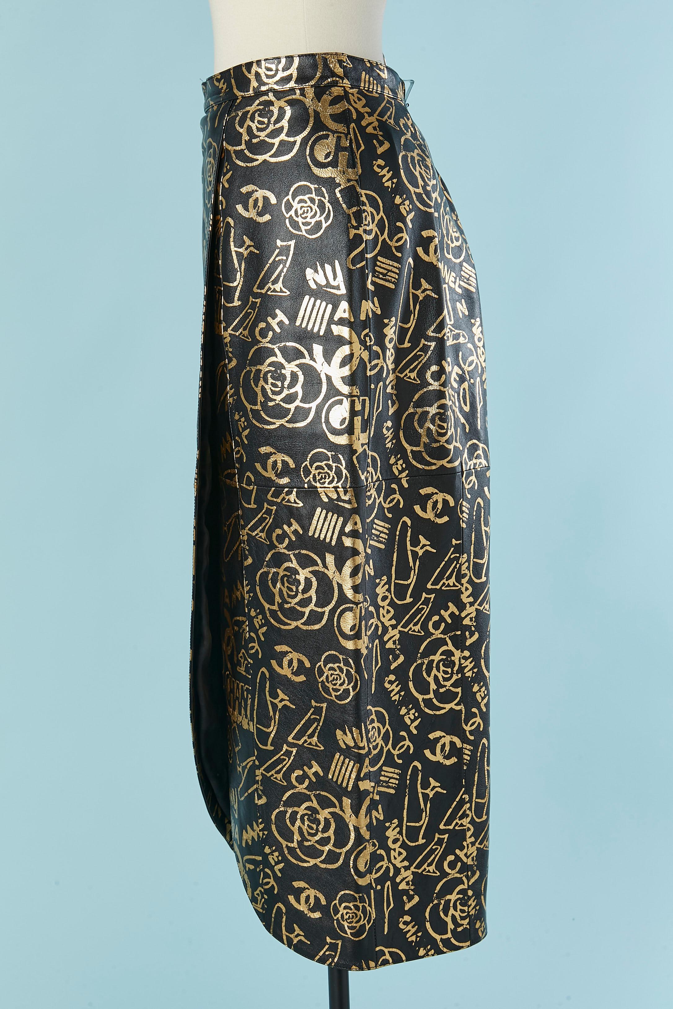 Noir Robe portefeuille en cuir noir avec imprimé doré CHANEL Métiers d'Art Egyptomania 2018 en vente