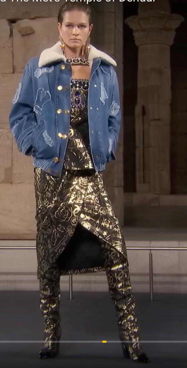 Robe portefeuille en cuir noir avec imprimé doré CHANEL Métiers d'Art Egyptomania 2018 en vente 1
